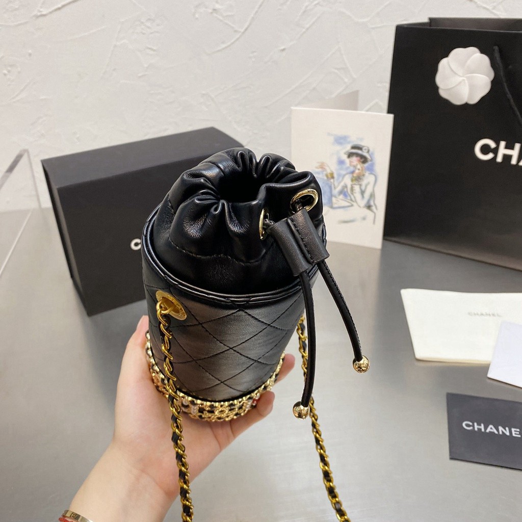 VIP 】CHANEL mini bucket bag น้องคนสวยมาใหม่จ้า รุ่นใหม่กริ๊บ!!ละมุนคุณหนูต้องมาแล้วแหละ กระเป๋าทรงถังไซส์มินิ ใช้งานง่ายด้วยการรูดหนังปิดรอบปากกระเป๋า ทุกอย่างลงตัวที่สุด!! น่ารักมากๆ หนังลายคลาสสิคแต่งมุกอะไหล่ทองขอบล่าง เปิดแบบหูรูด มาพร้อมสายสะพายนาวคร