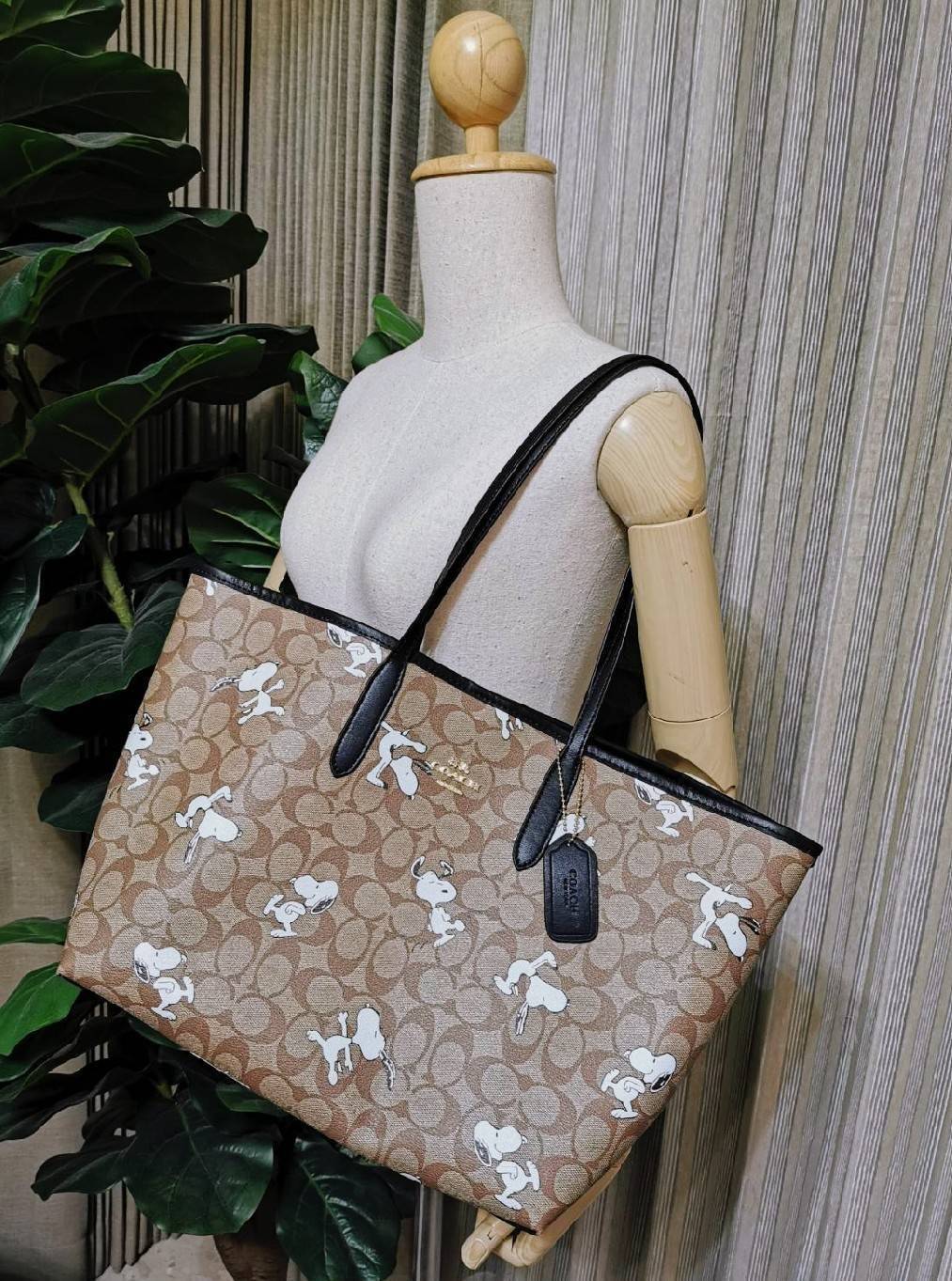 COACH FACTORY TOTE IN SIGNATURE LEATHER BAG X SNOOPY COLLECTION กระเป๋าสะพายคอลเลคชั่นสุดพิเศษจาก Coach Factory วัสดุ Signature refined calf leather หนังแท้ลายแบรนด์ คอลเลคชั่น Snoopy เทคเจอร์สวยอยู่ทรงดีไซน์ยอดนิยมด้านหน้ามีโลโก้ ภายในมีโลโก้กว้างและจุสุ