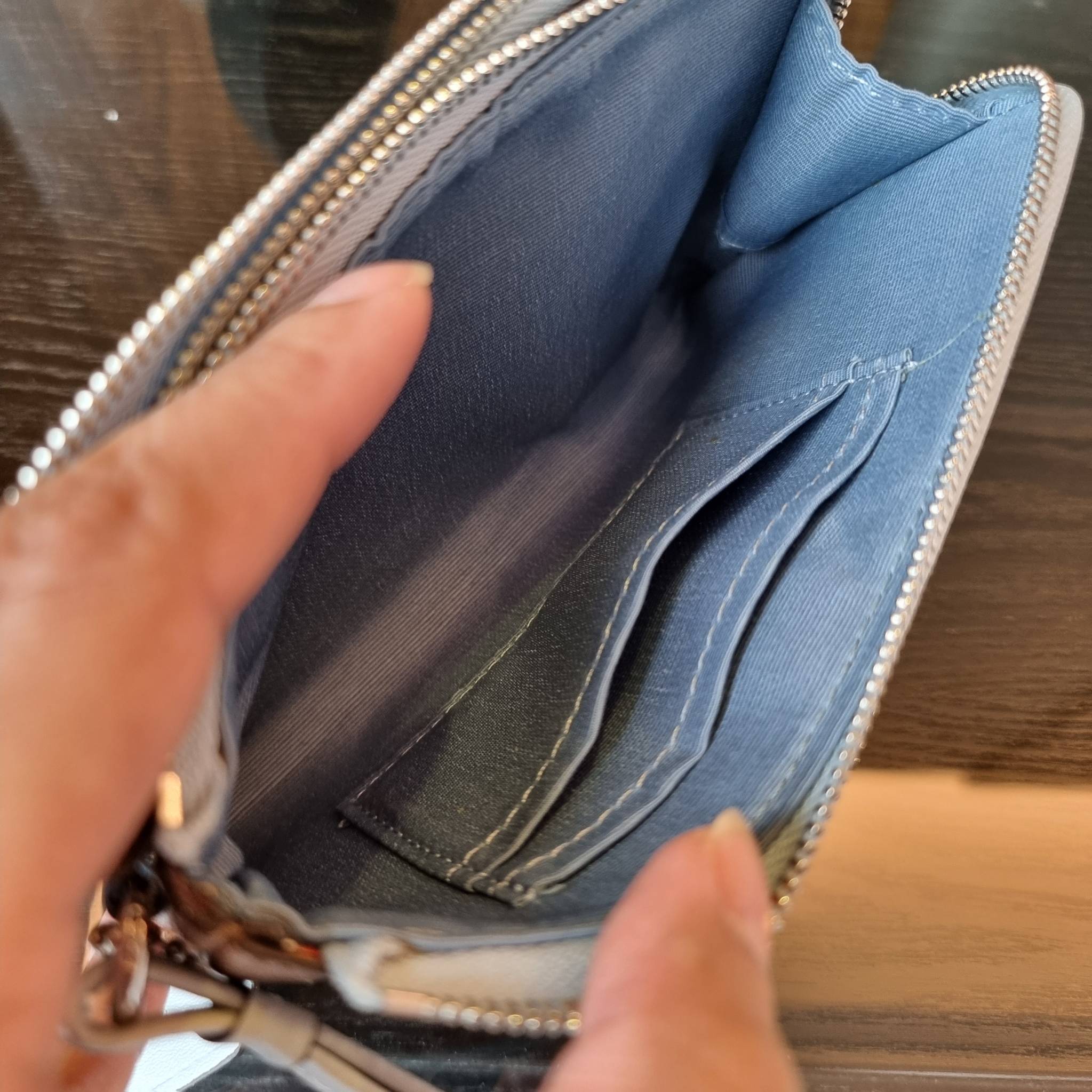 COACH F87591 DOUBLE CORNER ZIP WALLET IN SIGNATURE COATED CANVAS คล้องมือรุ่น 2 ซิป!! มาแล้วจ้า 🌟🤗 ไซส์นี้คือเหมาะมือจริงๆ พกง่ายเช่นเคย ไม่ต้องกังวลว่าจะเกะกะหรือกินพื้นที่กระเป๋าหลัก วัสดุหนังแคนวาสเคลือบลาย มีช่องหลักแยก 2 ช่อง ภายในบุผ