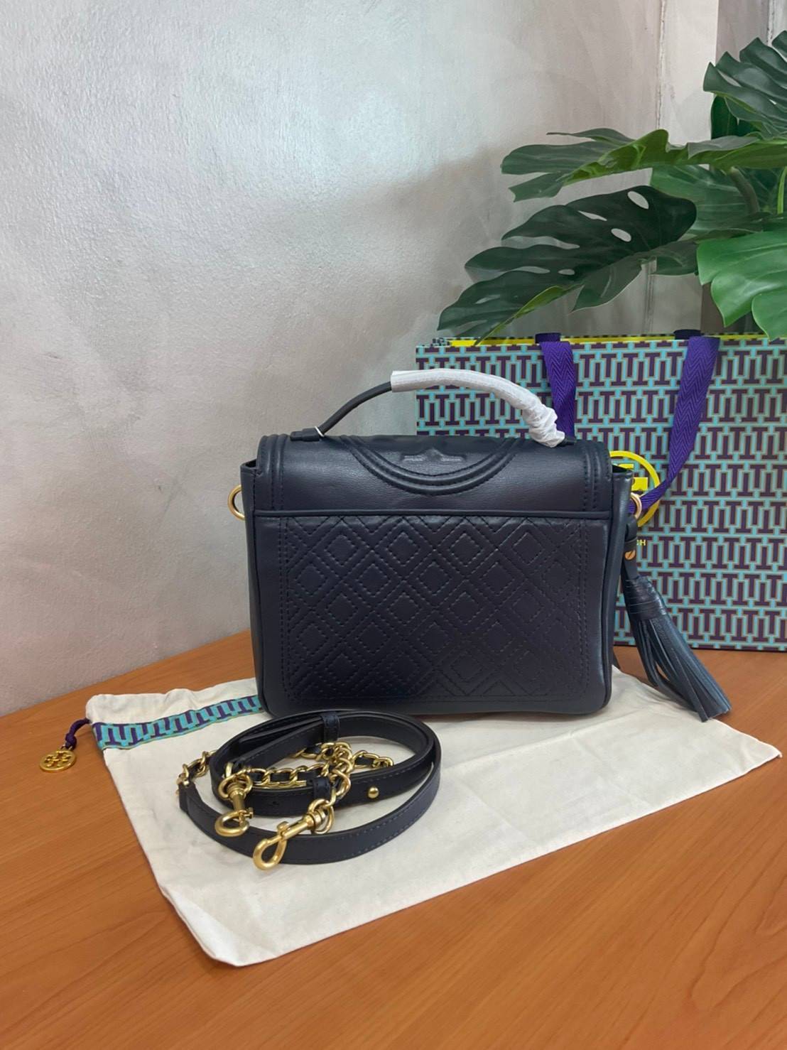 Tory Burch Fleming Satchel Bag รุ่น 45147 สี Royal Navy กระเป๋าสะพาย Crossbody ทรงสวย ดีไซน์เก๋ สุดคลาสสิค เพิ่มดีเทลโลโก้แบรนด์บนฝากระเป๋าอัพลุคให้ดูเท่ห์ และ พู่หนังถอดได้ วัสดุหนังแท้ สัมผัสนุ่มมือ หนังสวย น้ำหนักเบา ตั้งอยู่ทรง เปิดปิดด้วยกระดุมแม่เหล