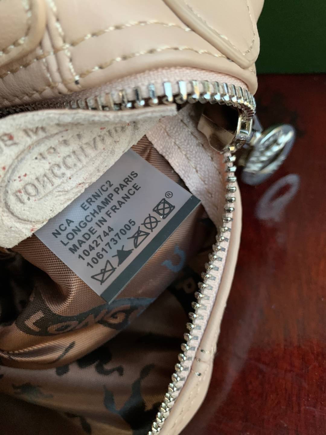 Longchamp Le Pliage Cuir Crossbody Bag อีกหนึ่งคอลเลคชั่น Le Pliage Cuir หนึ่งในตระกูลกระเป๋าสุดไอคอนิกจากแบรนด์ Longchamp และจัดการปรับดีไซน์ให้มีขนาดเล็กลงในทรงcrossbody กะทัดรัดสะพายแล้วคล่องตัว ด้วยดีไซน์ที่ดูเป็นเอกลักษณ์การใช้งานช่องหลักที่ซิปด้านหล