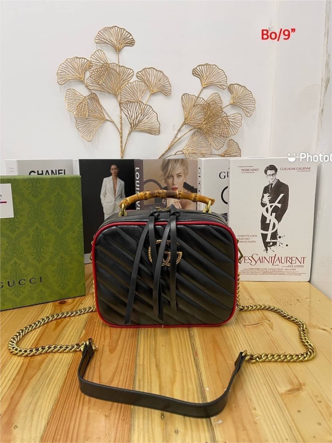 GUCCI GG MARMONT WITH BAMBOO / Gucci bamboo handle Marmont shoulder bag กระเป๋าสะพายดีไซน์ล้ำ โดดเด่นด้วยรูปทรงและมือจับ bamboo ที่ไม่เหมือนใคร สีโทนดำตัดขอบแดง โดดเด่น ใช้งานได้ทุกสถานการณ์ หยิบใช้วันไหนๆ ก็ตอบโจทย์ได้หมดน้า