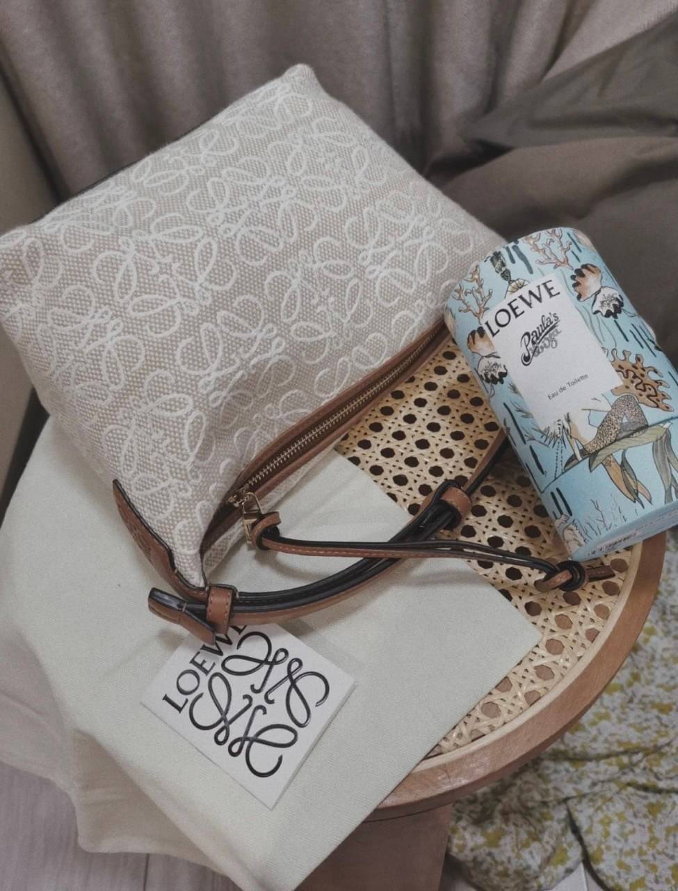 LOEWE CANVAS BAG VIP GIFT WITH PURCHASE (GWP) พรีเมี่ยมกิ๊ฟ Limited จาก LOEWE HAUTE PARFUME DUTYFREE COUNTER วัสดุ CANVAS ตัดหนังแท้ ดีไซน์ทรงยอดฮิตประจำปีเลย! ปักโลโก้แบรนด์บนผ้าทั้งใบเป็นเอกลักษณ์ เปิดปิดด้วยซิปยาวภายในโล่งกว้าง ใส่กระเป๋าสตางค์ยาว มือถ