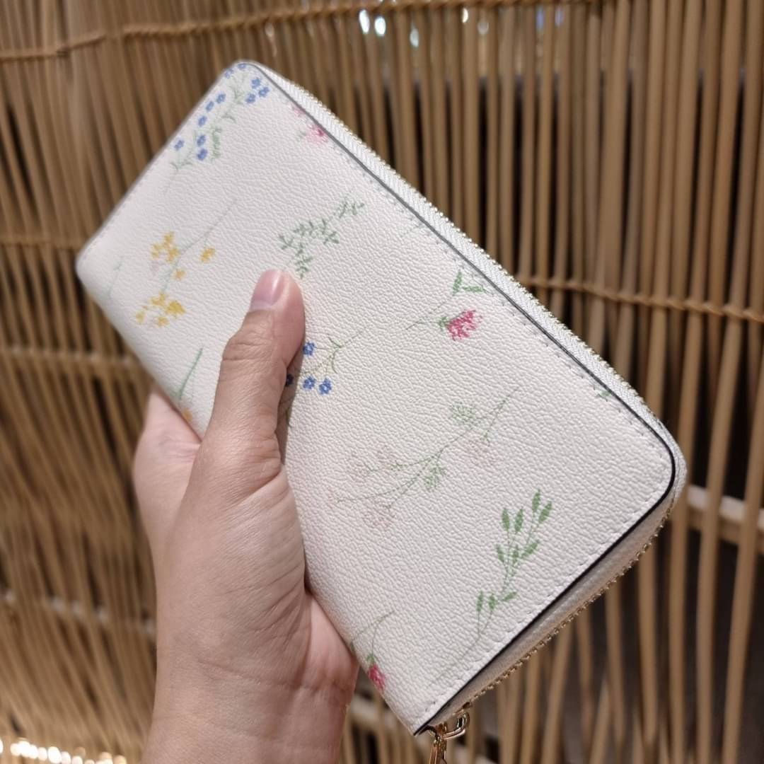 COACH ACCORDION ZIP WALLET IN SIGNATURE CANVAS WITH DAISY BUNDLE / MEADOW PRAIRIE / SPACED WILDFLOWER / DAISY BUNDLE PRINT C0033/F31778/69832 กระเป๋าสตางค์ใบยาว ลวดลายน่ารักน่าใช้มากๆ พื้นเป็นลายซีเอกลักษณ์ วัสดุหนังแคนวาสเคลือบลาย เปิด-ปิดด้วยซิปรอบ ใส่ม