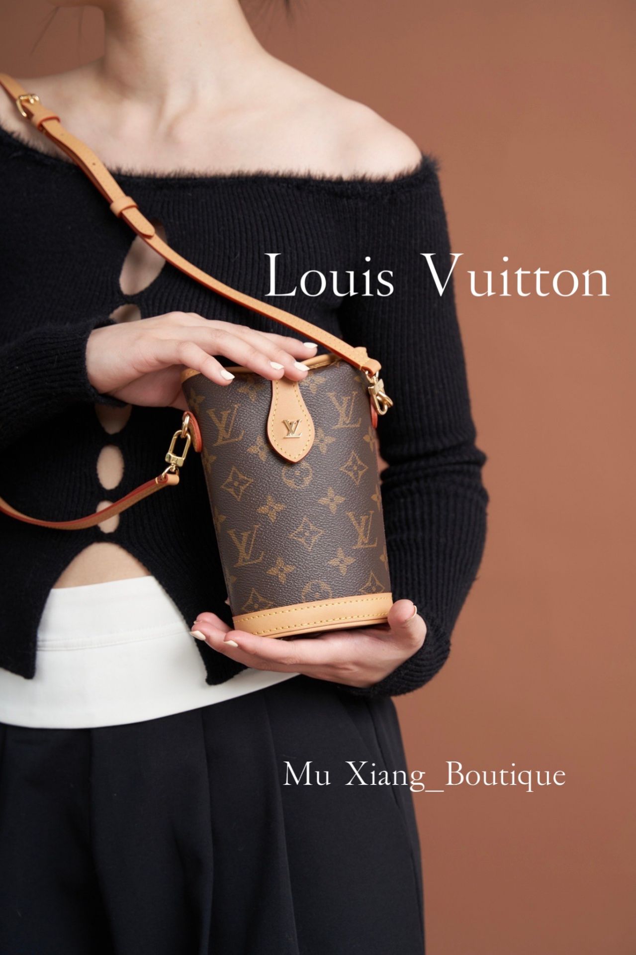 LV Fold Me Pouch กระเป๋าสะพายทรงพอช ผสมผสานความงามแบบวินเทจเข้ากับฟังก์ชันการใช้งานทันสมัย ยกขึ้นแท่น ใส่โทรศัพท์ของสำคัญได้ครบ ด้วยดีไซน์ที่ออกมาให้ใช้งานได้ง่าย ขนาดกำลังน่ารัก