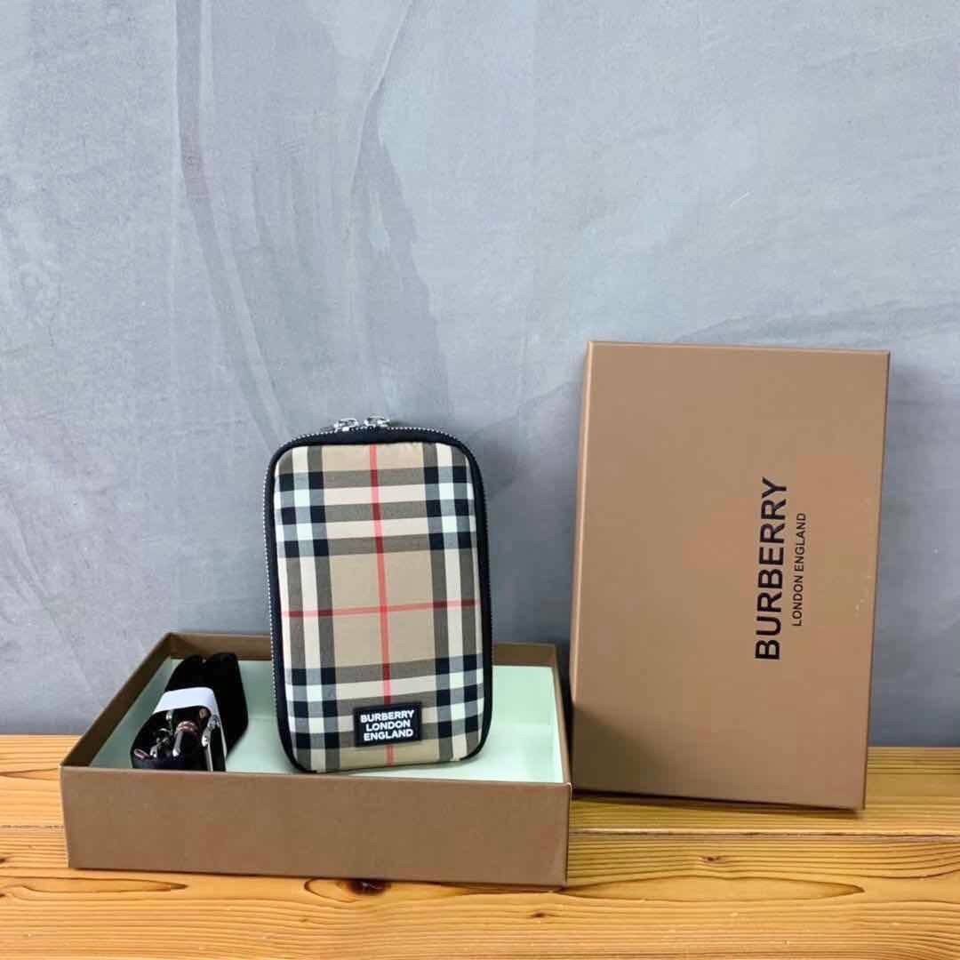 พรีเมี่ยมกิ๊ฟแท้ 💯% 】BURBERRY RYAN SMARTPHONE BAG (Unisex Small Shoulder bag) กระเป๋าใส่โทรศัพท์และของจุกจิกเล็กๆ ด้านหลังมีช่องใส่บัตร งานหนังแท้