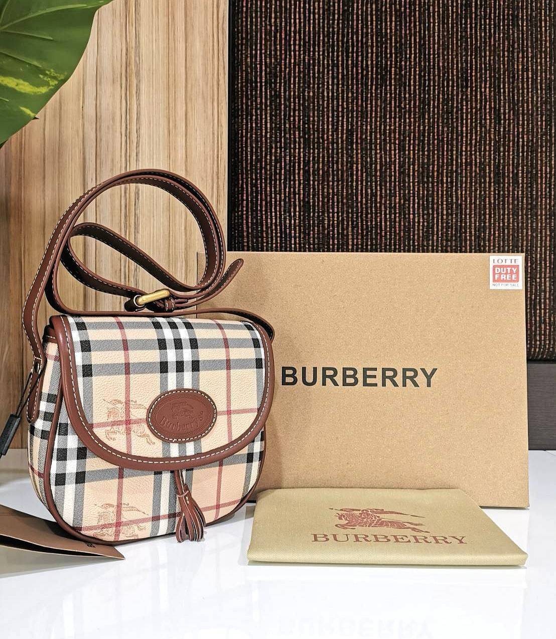 BURBERRY FRAGRANCES VINTAGE CROSSBODY BAG GiFT WITH PURCHASE (GWP) กระเป๋าสะพายพรีเมี่ยมกิ๊ฟ Limited Edition จากเคาน์เตอร์ BURBERRY FRAGRANCES วัสดุหนังแท้ขึ้นลาย Burberry Vintage Signature สวยหรูสุดคลาสสิค เปิดปิดฝาปิดกระดุมแม่เหล็ก ภายในมีโลโก้และช่องซิ