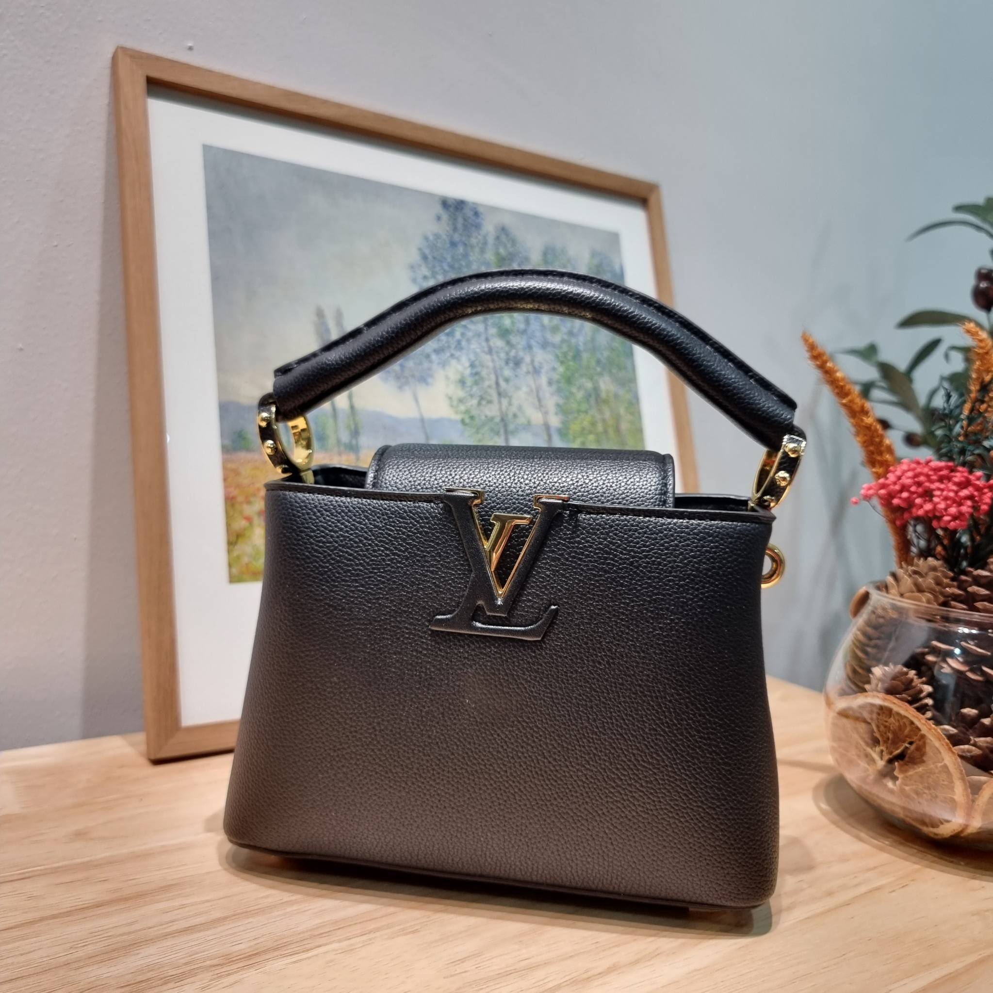 LV capucines mini top handle ที่สุดของความสวยในราคาเบาๆ กระเป๋าถือสุดหรู ดีไซน์ทรงคลาสสิค ที่รอบนี้มาในไซส์มินิ ดีงามม้ากกกก!!