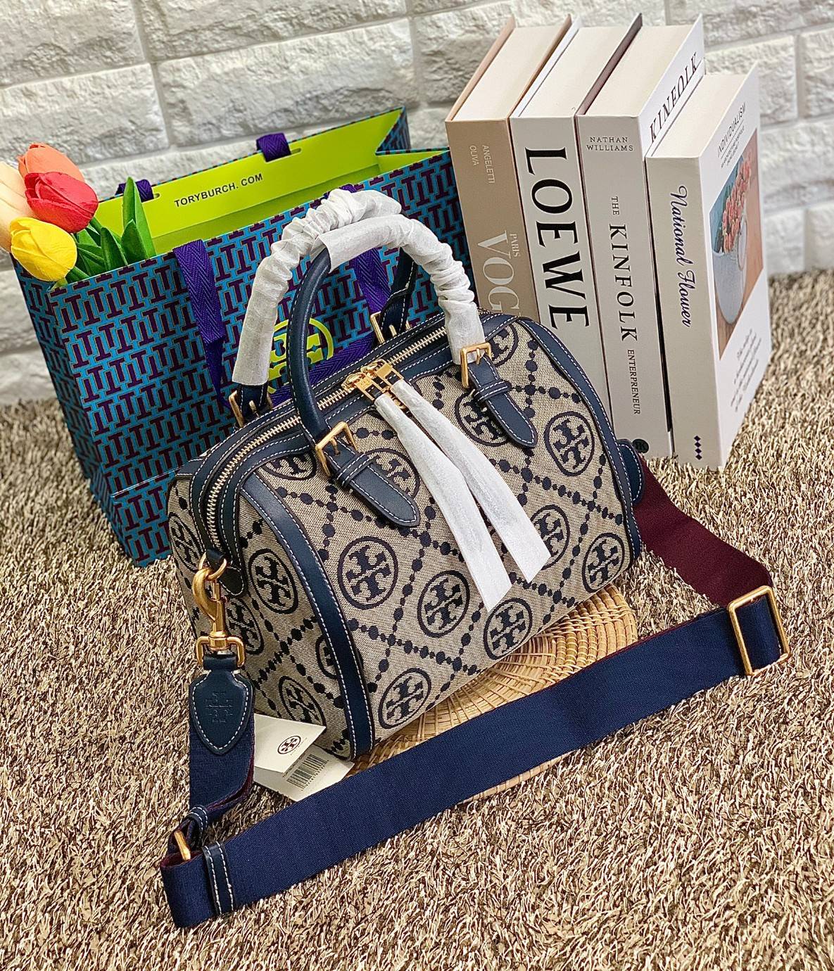 สวยก่อนใครแน่นอนค่ะนาทีนี้💋 💥รุ่นที่กำลังฮิตมากตอนนี้ของเหล่าคนดังใน ตปท.! TORY BURCH T MONOGRAM JACQUARD BARREL ((ใบใหญ่)) พร้อมส่งที่ไทยทันที! กระเป๋าทรงหมอนจาก Tory burch วัสดุ jacquardทอลายแบรด์+หนังแท้ ได้สวยงามหรู ดูคลาสสิคมากๆค่ะ เป