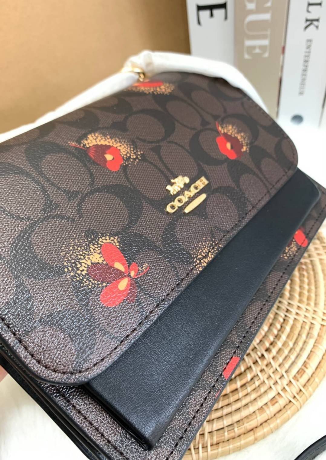 OUTLET 】COACH KLARE CROSSBODY IN SIGNATURE CANVAS WITH POP FLORAL PRINT ((C5797)) สวยมากๆ อยากให้ได้ไปจริงๆจ้าา พร้อมส่งที่ไทย สวยมากๆค่ะ 🌺 ✔️กระเป๋าสะพายแบบครอสบอดี้ร์ หนังแท้สวย ✔️พร้อมป้ายห้อยโลหะแบรนด์หรู 🌺จุดเด่นของรุ่นค