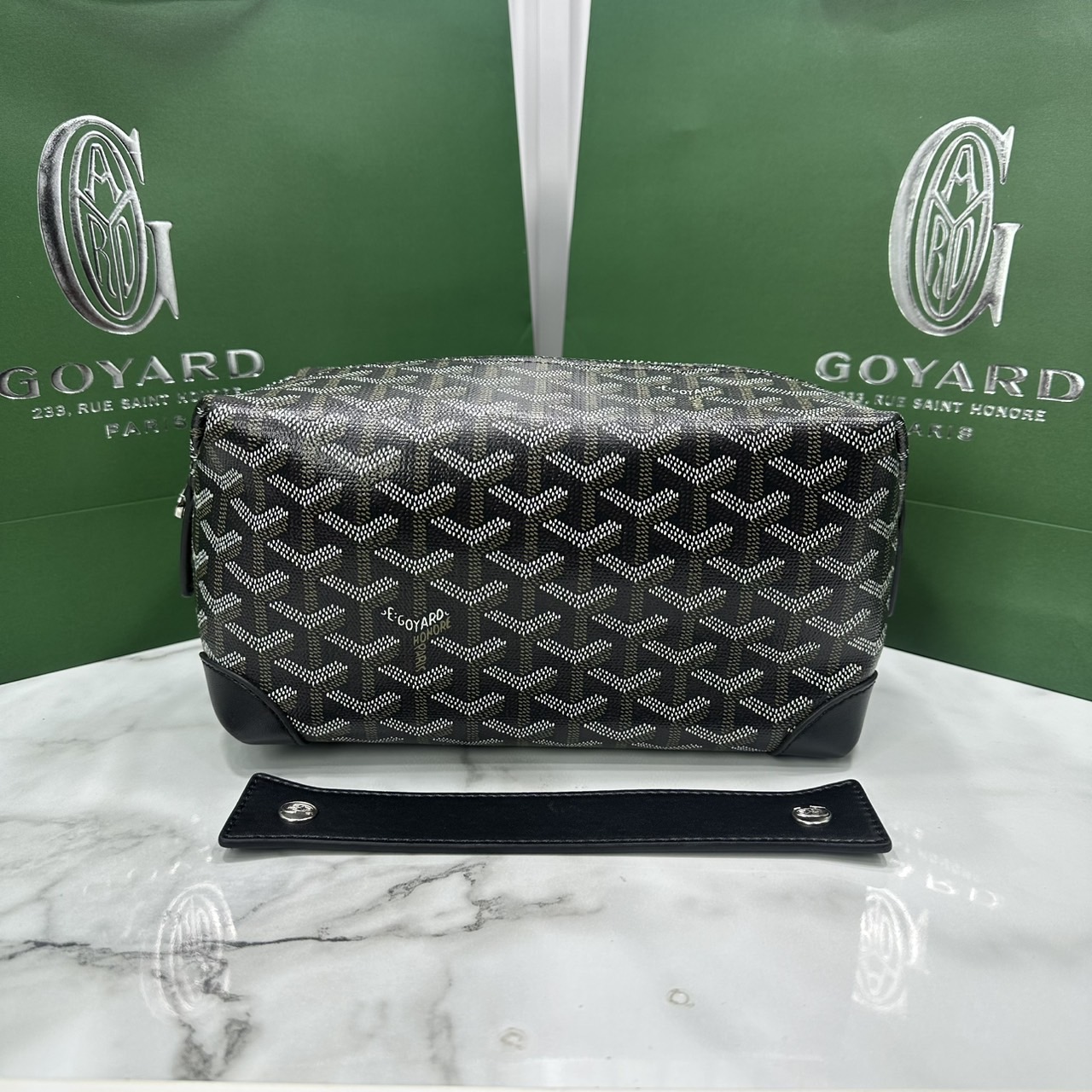 ORI หนังแท้ | Goyard Bowling 25 Toiletry Bag / Goyard Pouch กระเป๋าทรงพอช พร้อมสายถือจับถนัดมือใช้งานง่ายกะทัดรัด ตอบโจทย์ความเรียบง่ายแต่คลาสสิก ใช้ได้ทั้งชายหญิง หรูหรา ติดแกรมที่สุด เป็นรุ่นตามหา ที่ตอนนี้มีพร้อมส่งแล้วค่า