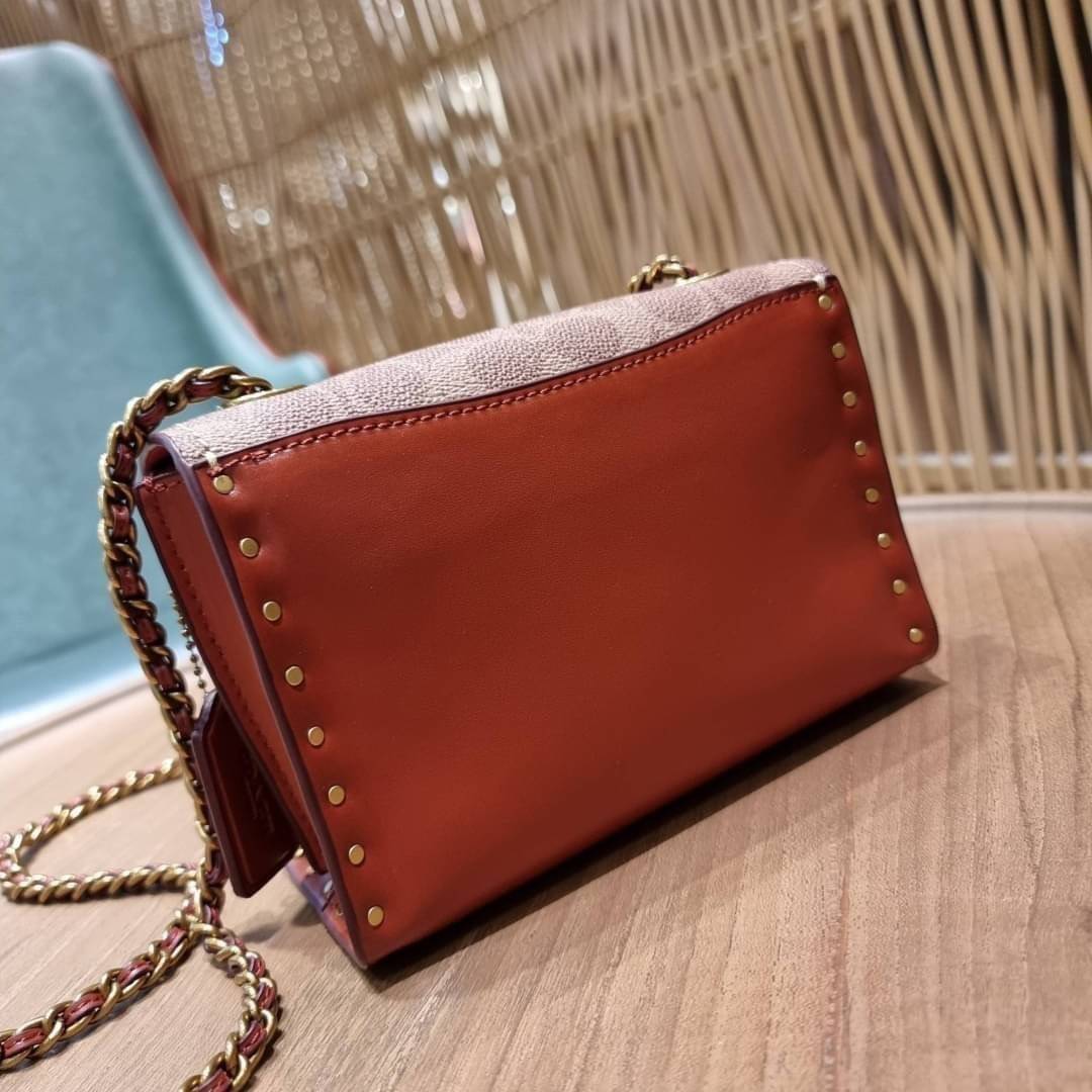 COACH 30592 PARKER 18 IN SIGNATURE CANVAS WITH RIVETS ไอเท็มยอดฮิต รุ่นหายาก!! sold out ไปหลายรอบ ก็ยังมีคนรอ!! กระเป๋าสะพายข้าง ไซส์กะทัดรัด พกพาง่าย ดีไซน์สวยด้วยการตอกหมุดเพิ่มดีเทล โดดเด่นด้วยตัวล็อครูปดอกไม้ วัสดุหนังแคนวาสเคลือบลายสลับหนังแท้ ภายในเ