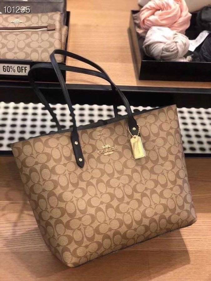 รุ่นยอดนิยม COACH TOWNTOTE IN SIGNATURE CANVAS F76636 กลับใช้ได้ทั้งสองด้าน ใบขนาดใหญ่จุใจ ใส่ของได้เยอะมากกก เป็นรุ่นที่สวยตลอดกาล ควรมีติดตู้ไว้เลยค่าา