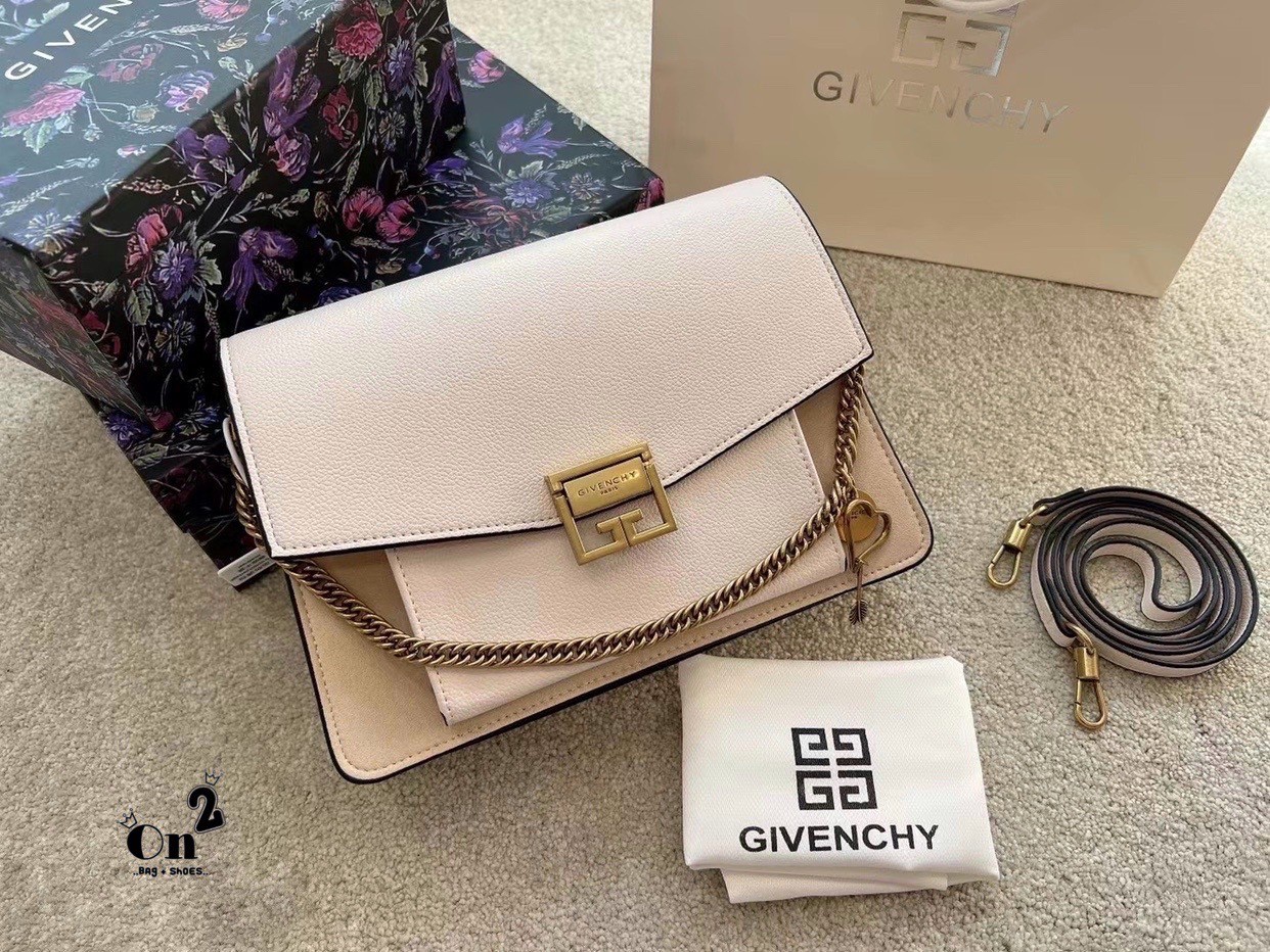 Givenchy GV3 Bag พร้อมส่งที่ไทย กับรุ่นยอดนิยม กระเป๋าสะพายหนังเรียบ เปิดหน้า อะไหล่ทอง งานสวยเป๊ะอะไหล่ปั้มทุกจุด เกรดมิลเลอร์สวยหรู ดูเป็นคนมีเทสดีเลยค่าา ดีไซน์คือสวยมีคลาส มีระดับสุดๆ พร้อมสายโซ่อะไหล่ทอง ละมุนตามากค่าา รุ่นนี้ขายดีมาก ได้มาน้อยด้วยนะ