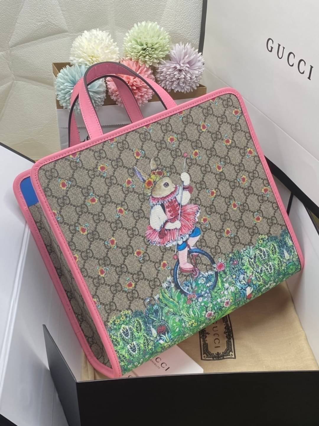 Ori GUCCI Children's tote bag GG kids ที่สุดของความน่ารัก ลิมิเต็ดแบบไม่มีเอาท์ สาวๆสายหวานไม่ควรพลาดด้วยประการทั้งปวงเลยค่าา หนังแท้เกรดดีที่สุด พิมพ์ลายแบรนด์รอบใบเทคเจอร์สวยอยู่ทรง ภายในมีโลโก้กว้างและจุสุดๆใส่สัมภาระได้เยอะ ภาพถ่ายจ