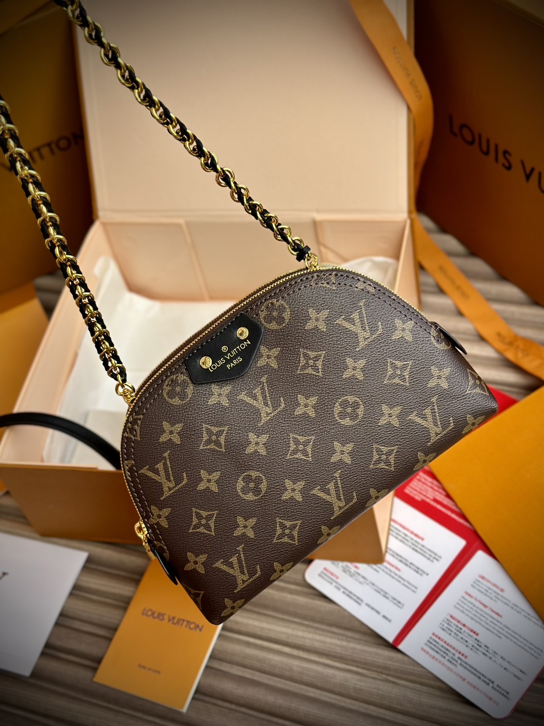 LV Be Alma bag Monogram Canvas / LV Pouch Bag กระเป๋าทรงพอชรุ่นใหม่สุดไอคอนิก เปิดตัวในคอลเลคชั่น Cruise 2025 ขนาดกะทัดรัดประดับสายโซ่สีทองถักสลับหนัง ใช้เป็นกระเป๋าใส่เครื่องสำอางค์ก็ลงตัว