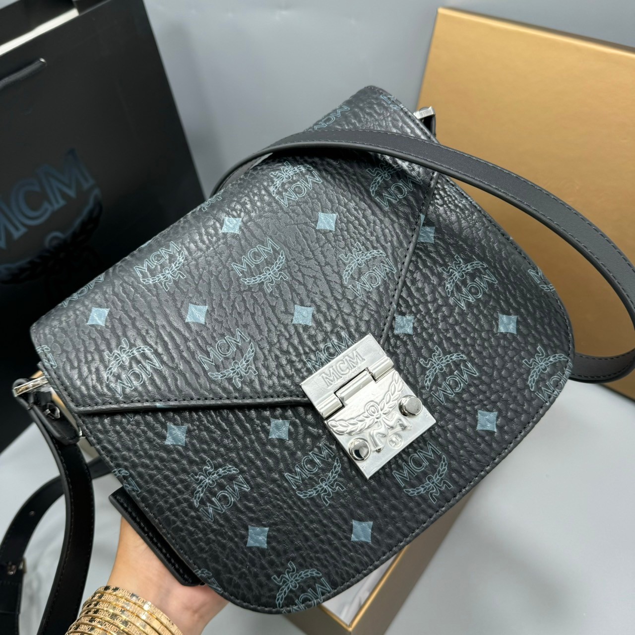 M.C.M PATRICIA SHOULDER BAG IN VISETOS กระเป๋าสะพายไหล่/ข้าง ดีไซน์ได้อย่างมีสไตล์ เกรดออริ สลับแท้ 1:1 ใช้งานต่างประเทศได้