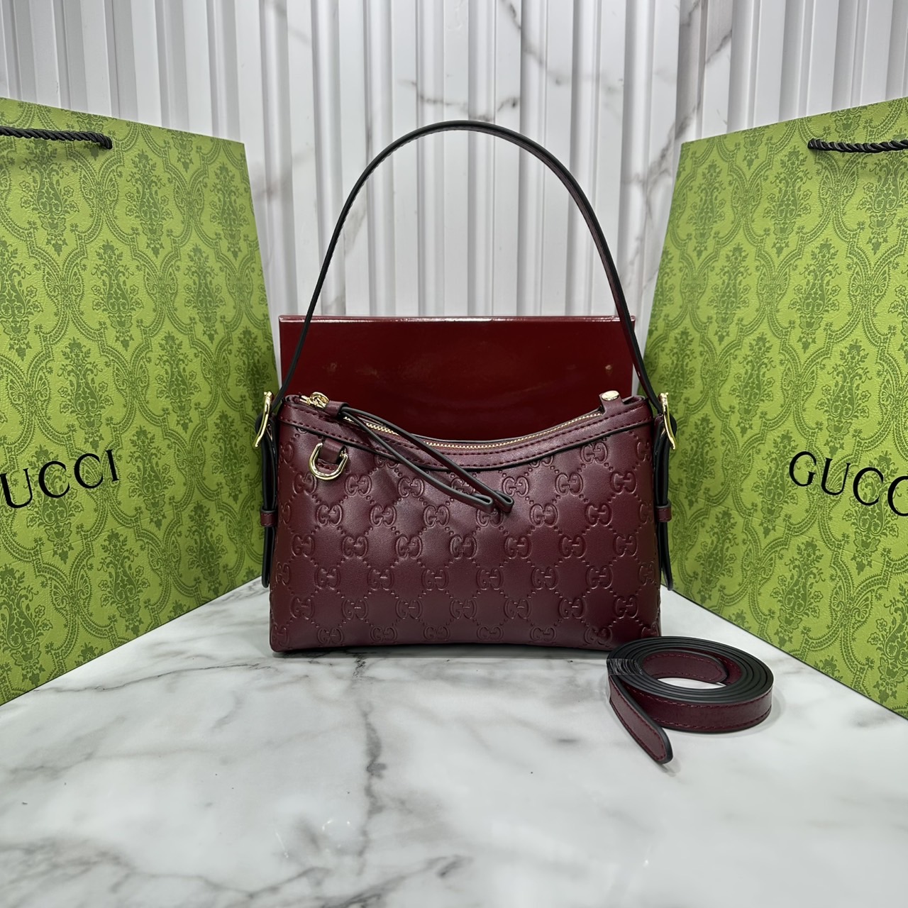 ORI หนังแท้ | Gucci GG Emblem small shoulder bag กระเป๋าสะพายทรงพอช ถือ/คล้องไหล่เก๋ๆหรือสะพายข้างได้ ทรงสวยคลาสสิค มีอะไหล่ห่วงสำหรับห้อยพวงกุญแจได้ เป็นไอเท็มต้องมีและยกเป็น everyday bag ได้เลย