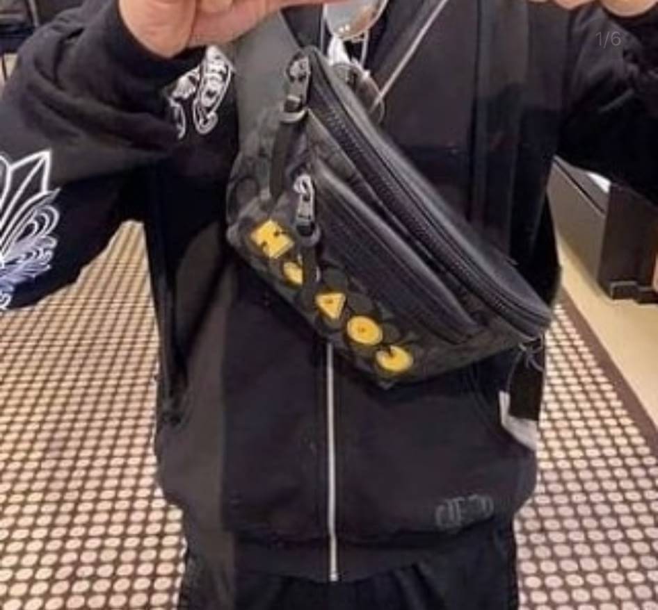 COACH F72924 TERRAIN BELT BAG IN SIGNATURE CANVAS WITH PAC-MAN COACH SCRIPT กระเป๋าคาดอก คาดเอวสุดฮิต รุ่นใหม่ล่าสุด ลายซี signature ดำ/เทา สกรีน COACH สีเหลือง สายปรับได้ ด้านในมีช่องใส่ของได้คะ ใส่ได้ทั้งคุณผู้หญิงและชาย ใส่แล้ว สวย เท่ห์ ดูดีมากๆค่ะ &#
