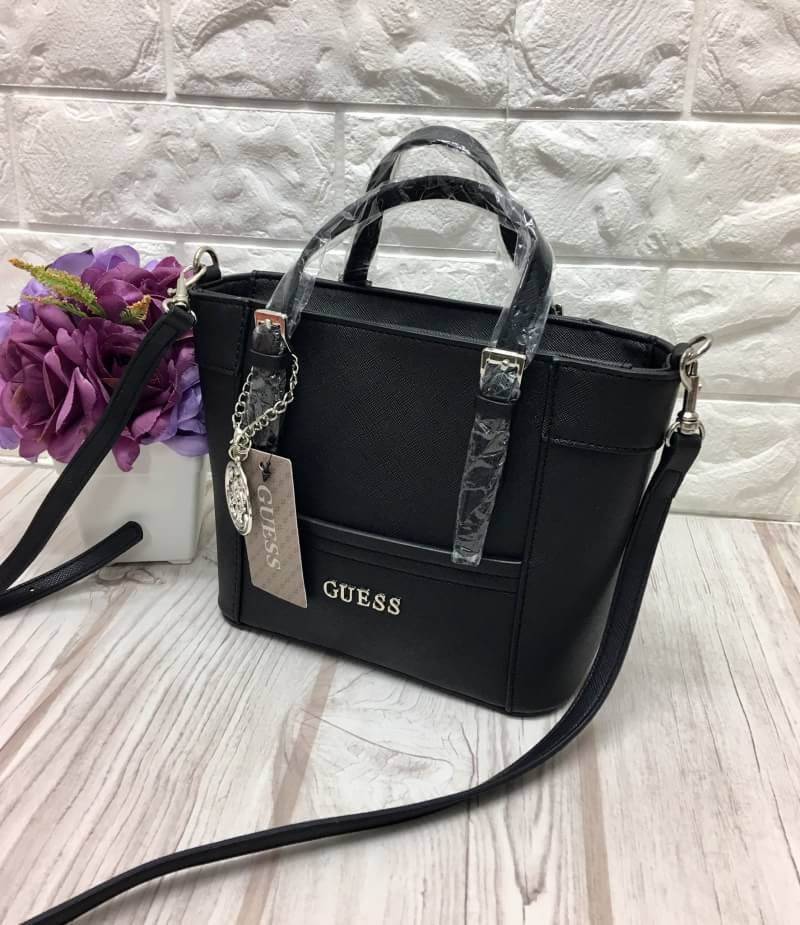 GUESS SAFFIANO MINI CROSS BODY BAG กระเป๋าถือหรือสะพายรุ่นยอดนิยมจาก GUESS หนัง Saffiano สวยอยู่ทรงสไตล์ PRADA ขนาดกำลังดีน้ำหนักเบา ด้านหน้าประดับโลโก้แบรนด์ พร้อมพวงกุญแจโลโก้แบรนด์ห้อยที่หูกระเป๋าสามารถถอดเเยกใช้ได้ เปิดปิดด้วยซิปสะดวกใช้ ภายในมีโลโก้ 
