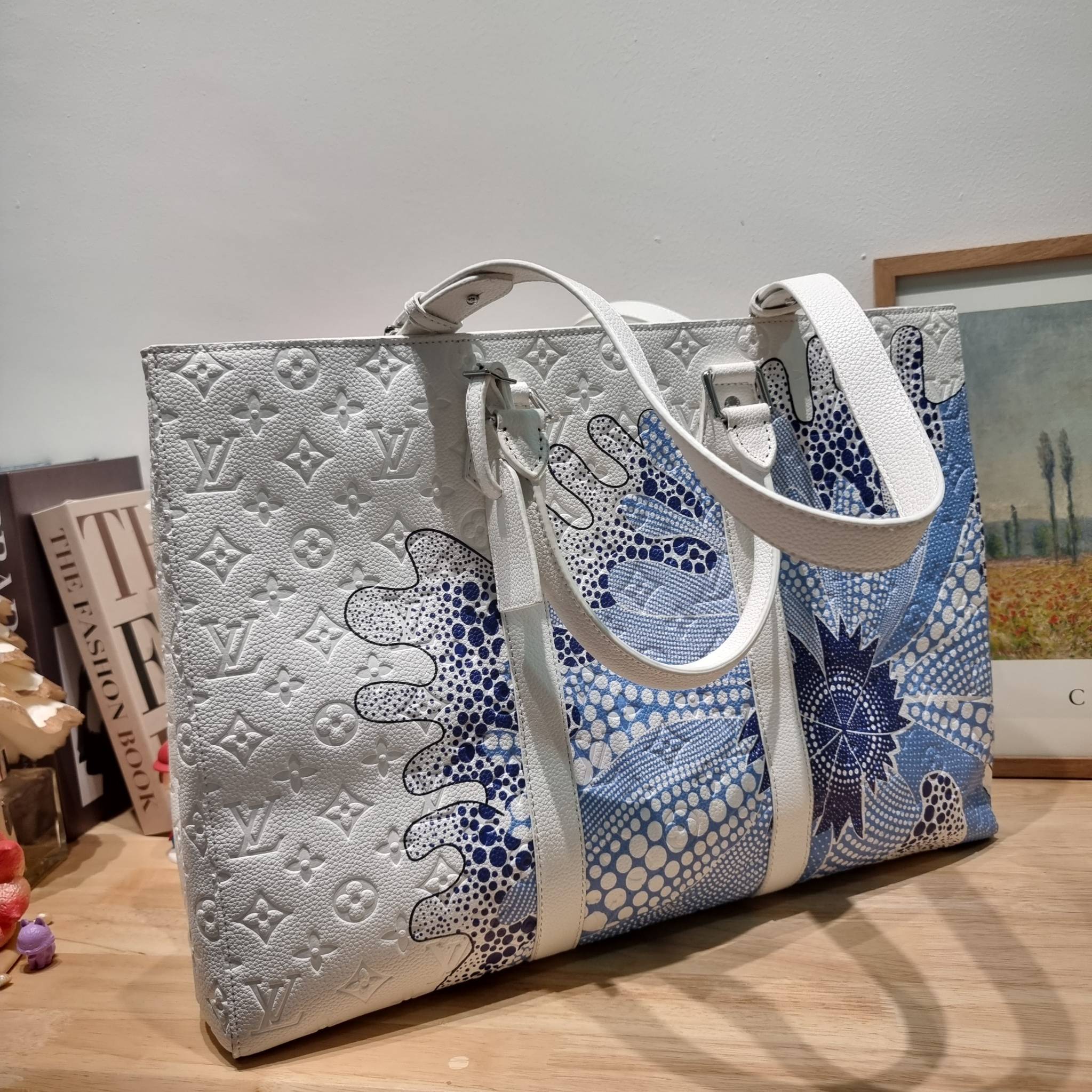 LV x YK Sac Plat 24H Bag Taurillon Monogram / LV × YK SAC CARRYALL TOTE ใหม่รับ summer สดใสฉีกทุกกฏ เพราะใช้ได้แบบยูนิเซ็กส์ กับกระเป๋าเดินทางมาในรูปแบบของทรงโท้ท ใบใหญ่ จุได้แบบจุกๆ ดีไซน์ลวดลายโดดเด่น