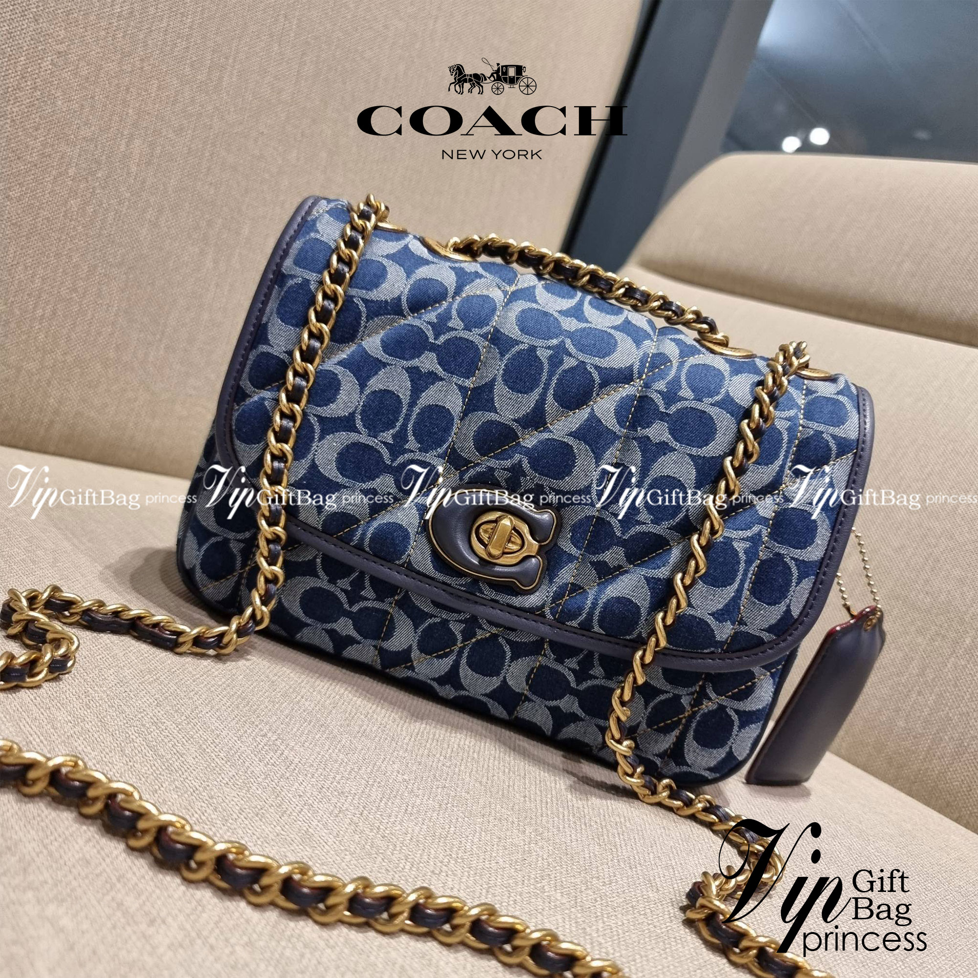 COACH CA104 PILLOW MADISON SHOULDER BAG IN SIGNATURE DENIM WITH QUILTING หรูหราที่หนึ่งต้องยกให้เลย กับไอเท็มนี้ กระเป๋าสะพายดีไซน์สุดล้ำ เดินเส้นสวยคม วัสดุผ้าเดนิม สวยเฉียบ ดูแพง เปิด-ปิดด้วยตัวบิดล็อค ใช้งานสะดวก ด้านหลังมีช่องเก็บของจุกจิกได้ ภายในแบ่