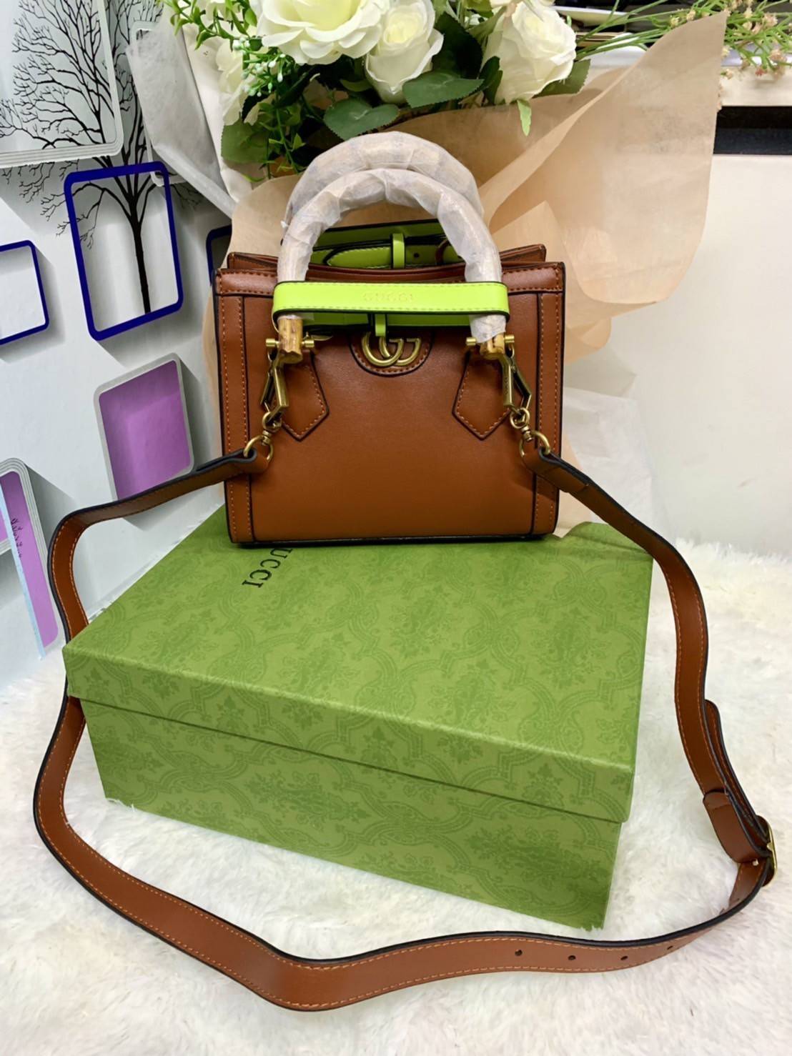 กระเป๋า GUCCI สไตล์งานหูไม้ไผ่ Size mimi รุ่น Gucci Diana Bag กระเป๋าสุดคลาสสิกดีไซน์มาใหม่พร้อมเข็ดขัดหนังสีสะท้อนแสงประดับตรงหูกระเป๋า กระเป๋าทรง tote วัสดุหนังแท้ (calfskin) อะไหล่ทอง ขนาดกำลังดี งานสวยตั้งอยู่ทรง มีสายสะพายยาว 1เส้น สามารถปรับระดับได้