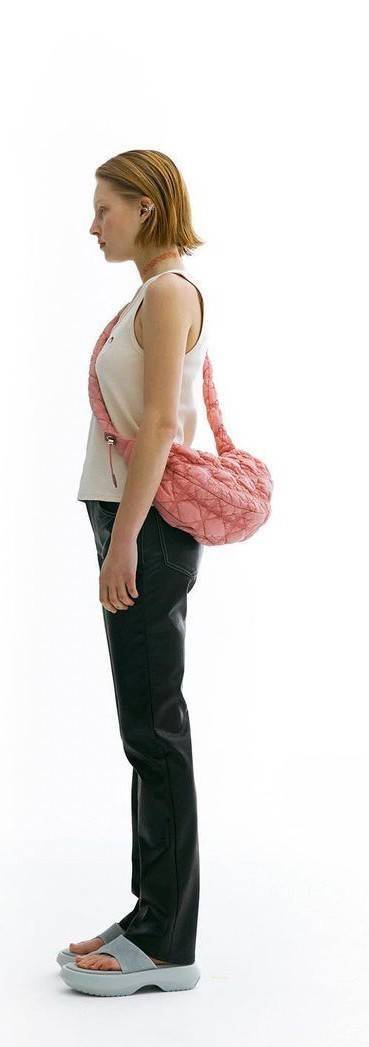 Cozy Shoulder Bag / Carlyn Bag 2022 สายแฟชั่นเกาหลีห้ามพลาด‼️ เป็นกระเป๋าที่กำลังได้รับความนิยมอย่างมากในเวลานี้ ถูกออกแบบมาให้มีลักษณะนุ่มนิ่มไม่ต่างจากพัฟเฟิลโค้ตหรือผ้านวม เลือกหยิบมาใช้ แมตช์เข้ากับคอสตูมได้ในแต่ละวัน