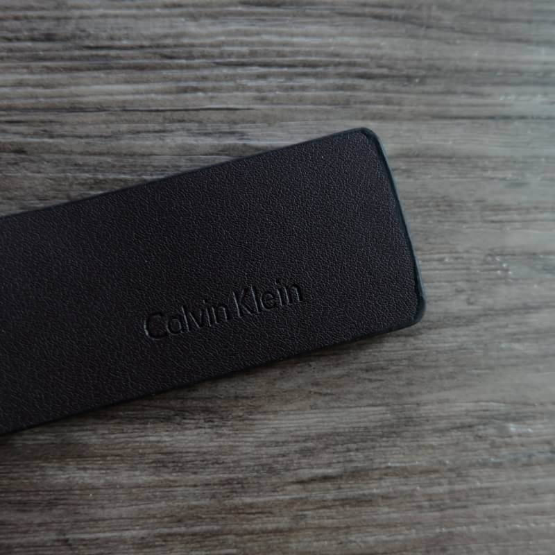 Calvin Klein Belt เข็มขัดคุณผู้ชายหนังเรียบ ใช้ได้ 2 ด้าน จะมอบเป็นของขวัญหรือใช้เองก็แนะนำค่ะ อุปกรณ์ : ที่เจาะรูเข็มขัด + ถุงผ้า+ ถุงกระดาษ + กล่องแบรนด์