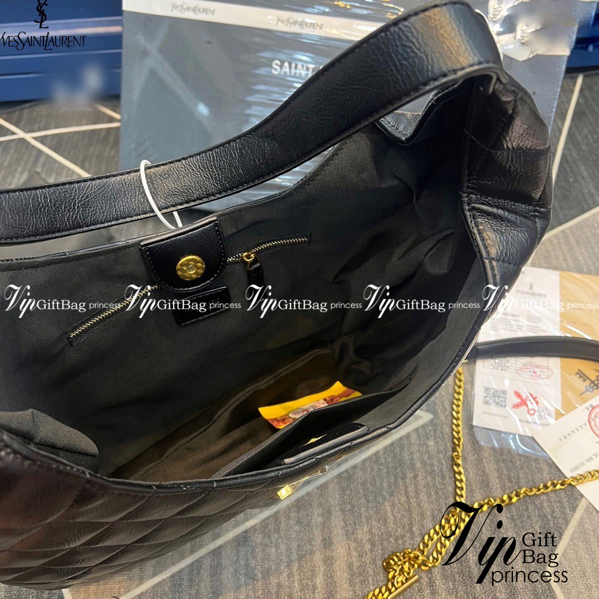 YSL maxi shopping bag in quilted lambskin / YSL tote bag กระเป๋าสะพาย YSL ทรงชอปปิ้งมาใหม่ หน้าติดโลโก้แบรนด์สีทอง ใช้งานง่าย จุของได้เยอะเลยค่ะ สาวๆนักช็อปห้ามพลาดน้า งานหนังซอร์ฟสวย ภาพสินค้าถ่ายจากงานขายจริง ใช้งานต่างประเทศได้