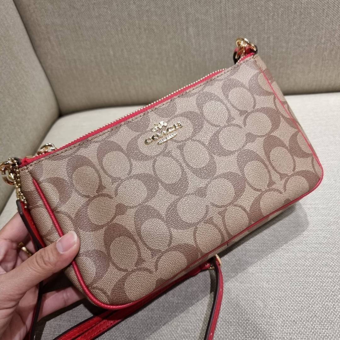 COACH 36674 TOP HANDLE POUCH IN SIGNATURE JACQUARD กระเป๋าทรงพอช ยอดฮิต ยกขึ้นแท่น ด้วยดีไซน์ที่ออกมาให้ใช้งานได้ง่าย ขนาดกำลังเหมาะ วัสดุหนังแคนวาสทนทาน ดีไปหมดขนาดนี้!! คุณลูกค้าถึงสั่งกันรัวๆจริงๆ ภายในโล่งกว้าง ใส่โทรศัพท์ได้ทุกรุ่น มาพร้อมสายคล้องแขน