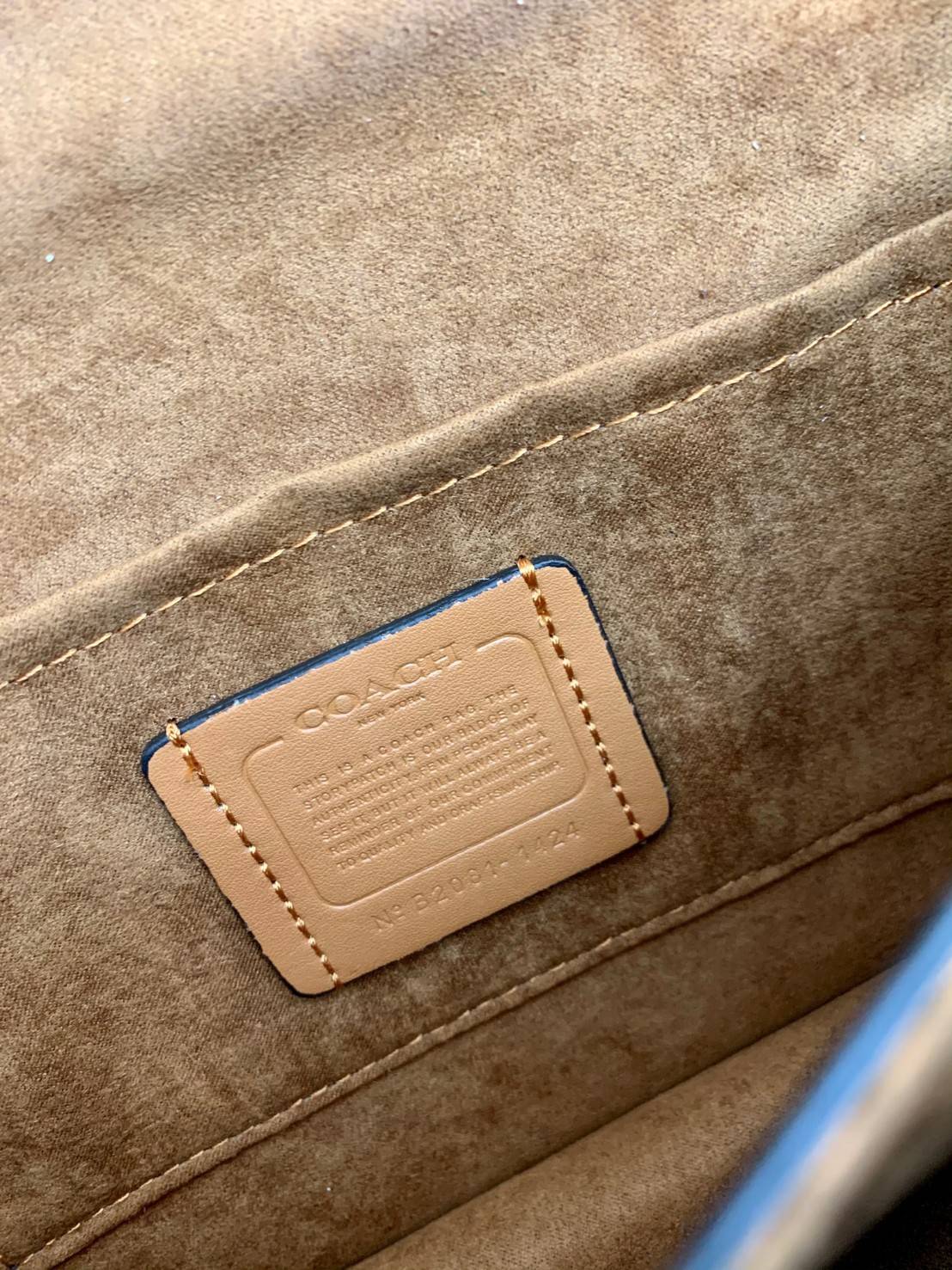 พร้อมส่งถึง8สี ห้ามพลาดค่ะ! COACH KLARE CROSSBODY BAG ((91019//91174//90400//1424//90635)) พร้อมส่งที่ไทย กระเป๋าสะพายครอสบอดี้ร์หรือสามารถทบเป็นสายคู่คล้องไหล่ได้ด้วยค่ะ หนังแท้ แต่ละสีทำลายหนังได้สวยงามแตกต่างกันออกไปนะคะ ✔️ห้อยด้วยป้ายแบรนด์แบบโ