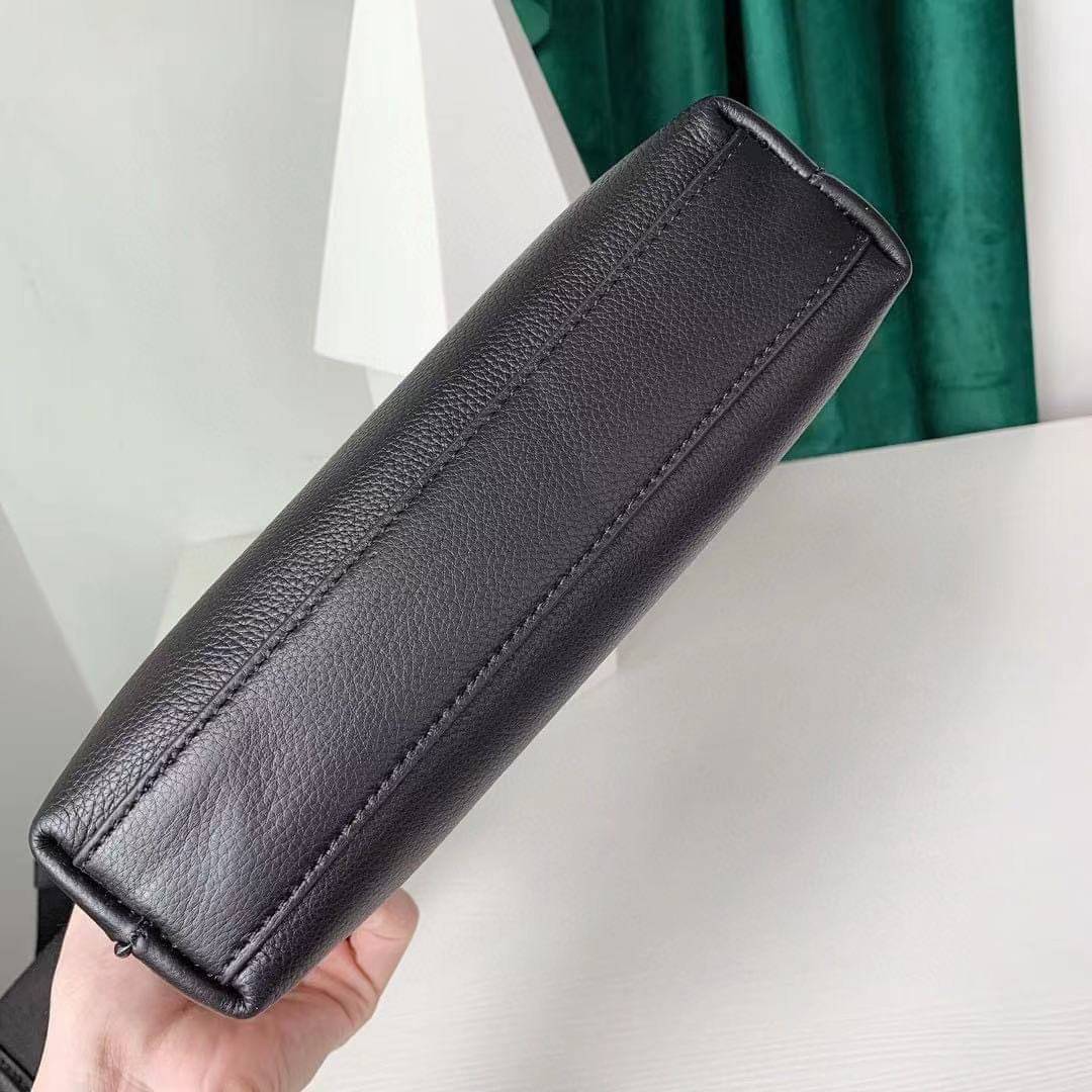 COACH HOUSTON FLIGHT BAG Calf Leather Black Smooth calf leather พร้อมส่งอีกครั้ง! กระเป๋าสะพายแบบครอสบอดี้ร์ของคุณผู้ชาย หนังแท้ ลายหนังสวย ด้านหน้ามีช่องซิปให้หนึ่งช่อง ช่องหลักกว้างใส่สัมภาระได้จุค่ะ พร้อมช่องเล็กใส่ของจุกจิกอีก3ช่องค่ะ สายสะพาย