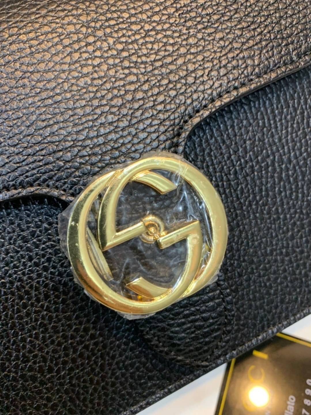 VIP GIFT 】หนังแท้ GUCCI Interlocking G Shoulder Bag กระเป๋าสะพายไหล่/ข้าง ดีไซน์ได้อย่างมีสไตล์ ดูมีสเน่ห์ด้วยโทนสีดำสุดคลาสสิก ใบนี้แมทช์ได้กับทุกลุค เท่ๆ casual หรูหรา มีช่องแบ่งสัดส่วนสวยงาม สาวๆขี้เบื่อขอแนะนำใบนี้เลยจ้า ลูกเล่นเยอะมาก เปลี่ยนสไตล์ได้