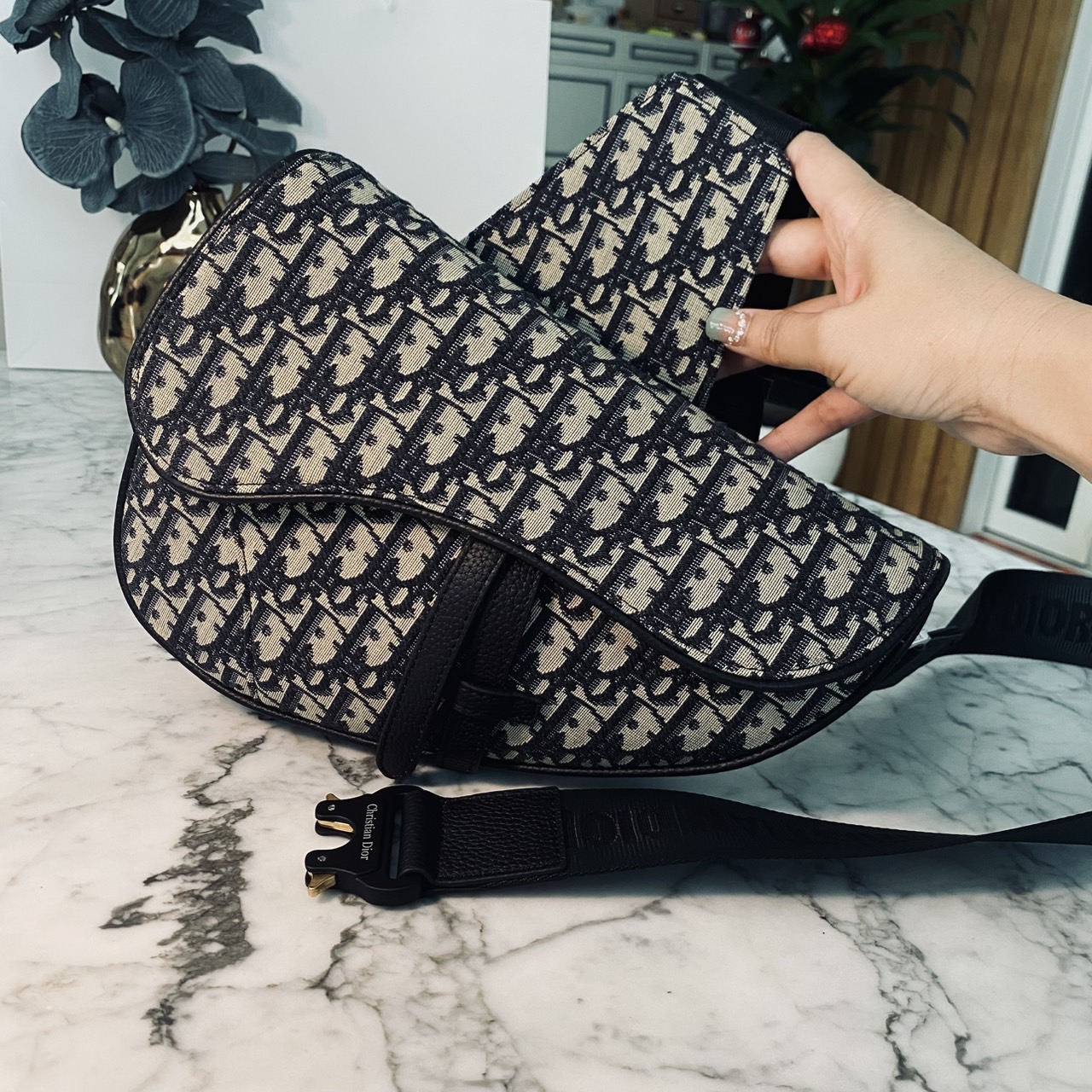 DIOR Saddle bag Oblique jacquard fabric in beige and black กระเป๋าคาดอกดิออร์ รุ่นยอดนิยมที่หนุ่มๆ ใช้งานได้แบบคุ้มๆ ดีไซส์สวยคมเรียบหรูตามแบบฉบับแบรนด์