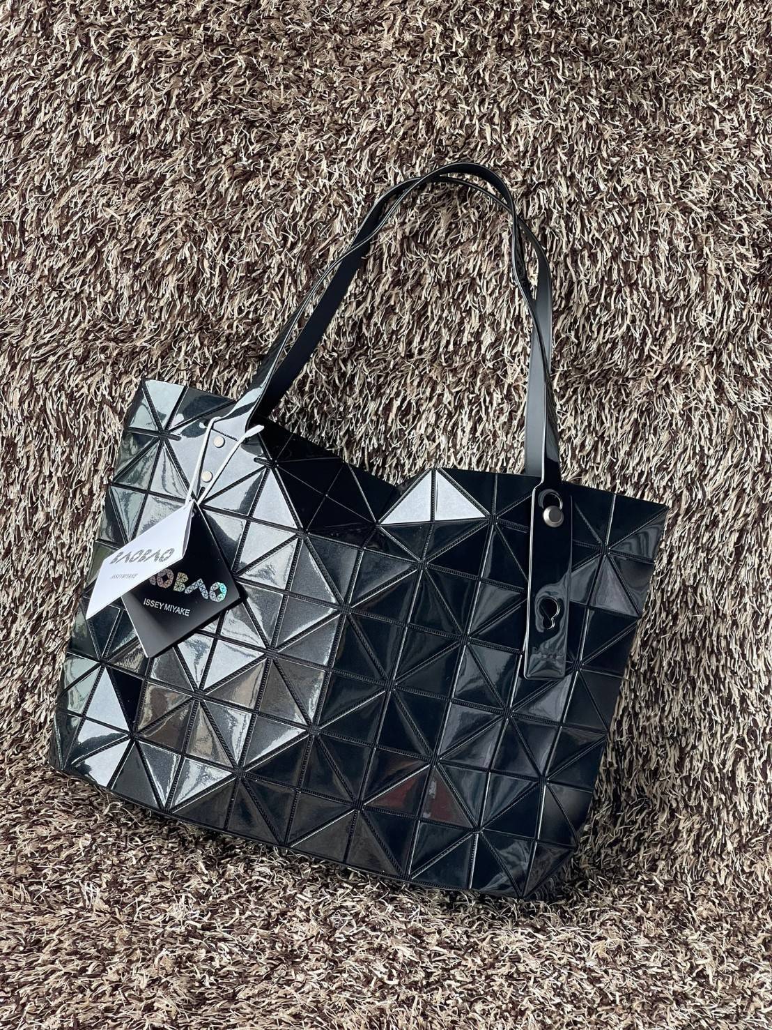 Bao Bao Issey Miyake ROCK MATTE ซีรีส์นี้จะเป็นทรงสี่เหลี่ยมผืนผ้า มีซิปปิดด้านบน ถือเป็นรุ่นที่เหมาะกับการใช้งานในชีวิตประจำวัน สามารถพับมุมและบริเวณด้านล่างของกระเป๋าเพื่อเพิ่มความสะดวกสบายในการใช้งาน ทั้งยังช่วยให้วางกระเป๋าในแนวตั้งได้อีกด้วย แผ่นต่อส