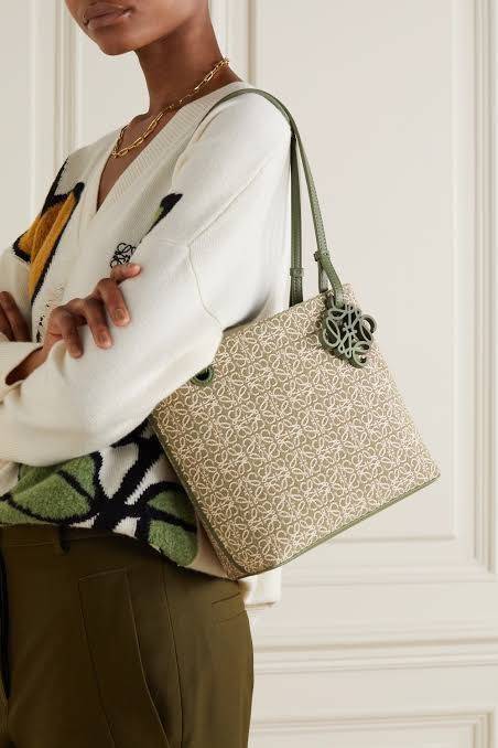 LOEWE ANAGRAM TOTE BAG VIP ไอเท็มใหม่! ดีไซน์สวยคงเอกลักษณ์ด้วยวัสดุ Anagram Canvas Jacquard Fabric ผสมผสานหนังแท้ Calfskin ลงตัวสุดคลาสสิค ขนาดกำลังดี น้ำหนักเบา ใส่เอกสาร A4 Notebook ipad ของใช้ได้เยอะ หูหิ้วหนังจับแข็งแรง สะพายไหล่ได้ พร้อมส่งที่ไทยสุด