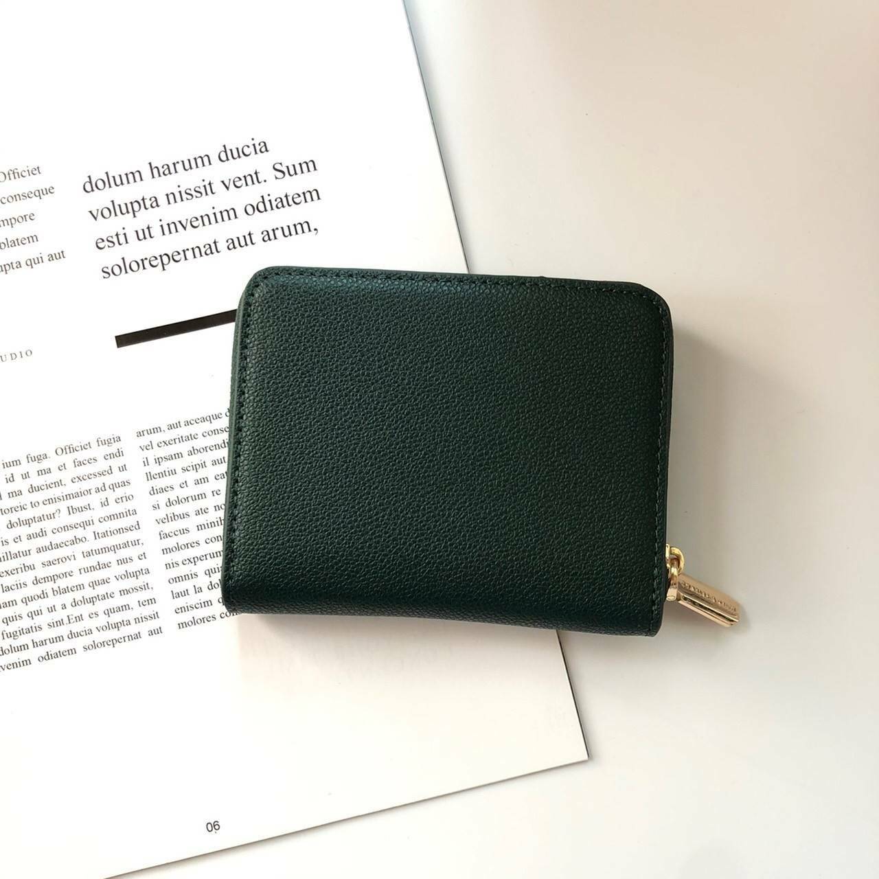 กระเป๋าสตางค์ใบสั้น CHARLES & KEITH เปิด - ปิดกระเป๋าด้วยซิปรอบ ด้านในมีช่องใส่บัตร ช่องใส่ธนบัตร ช่องใส่รูป และช่องซิปค่ะ