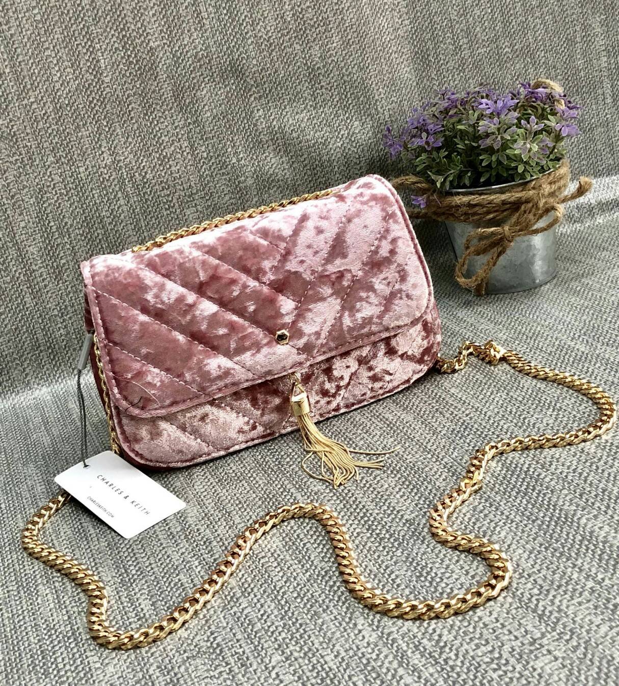 CHARLES & KEITH TASSEL DETAIL SHOULDER BAG กระเป๋าสะพายข้าง ทรงน่ารัก ด้านหน้ามีพู่ห้อย เปิดปิดกระเป๋าแบบแม่เหล็ก ด้านในโล่ง มีช่องซิป 1 ช่อง และช่องใส่บัตรได้ 3 ช่องค่ะ สายสะพายโซ่สีทองหรูหราค่ะ