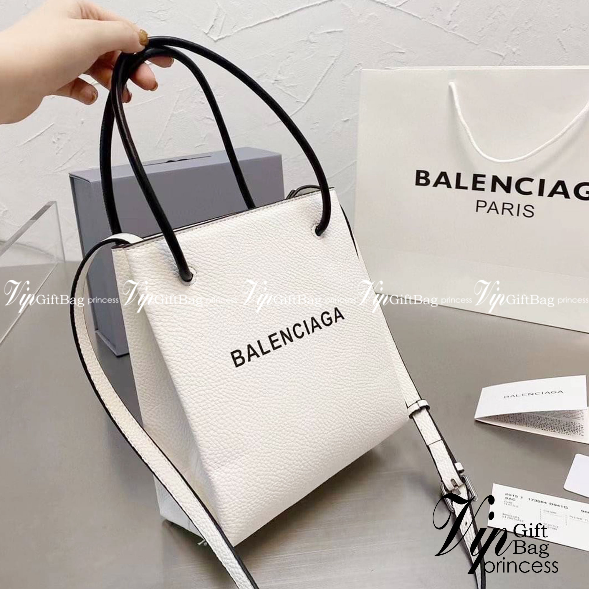 BALENCIAGA Shopping Tote Bag กระเป๋าทรงช็อปปิ้งทรงโท้ท ภายในโล่งๆไปเลย ใส่ของได้สบายๆ จุใจแบบเน้นๆ มาพร้อมสายสะพายครอสบอดี้จะคล้อง จะสะพายข้าง ก็สวยเลิศ ราคานี้คือคุ้มที่สุด ต้องมีแล้วจ้าไอเท็มเด็ดแบบนี้