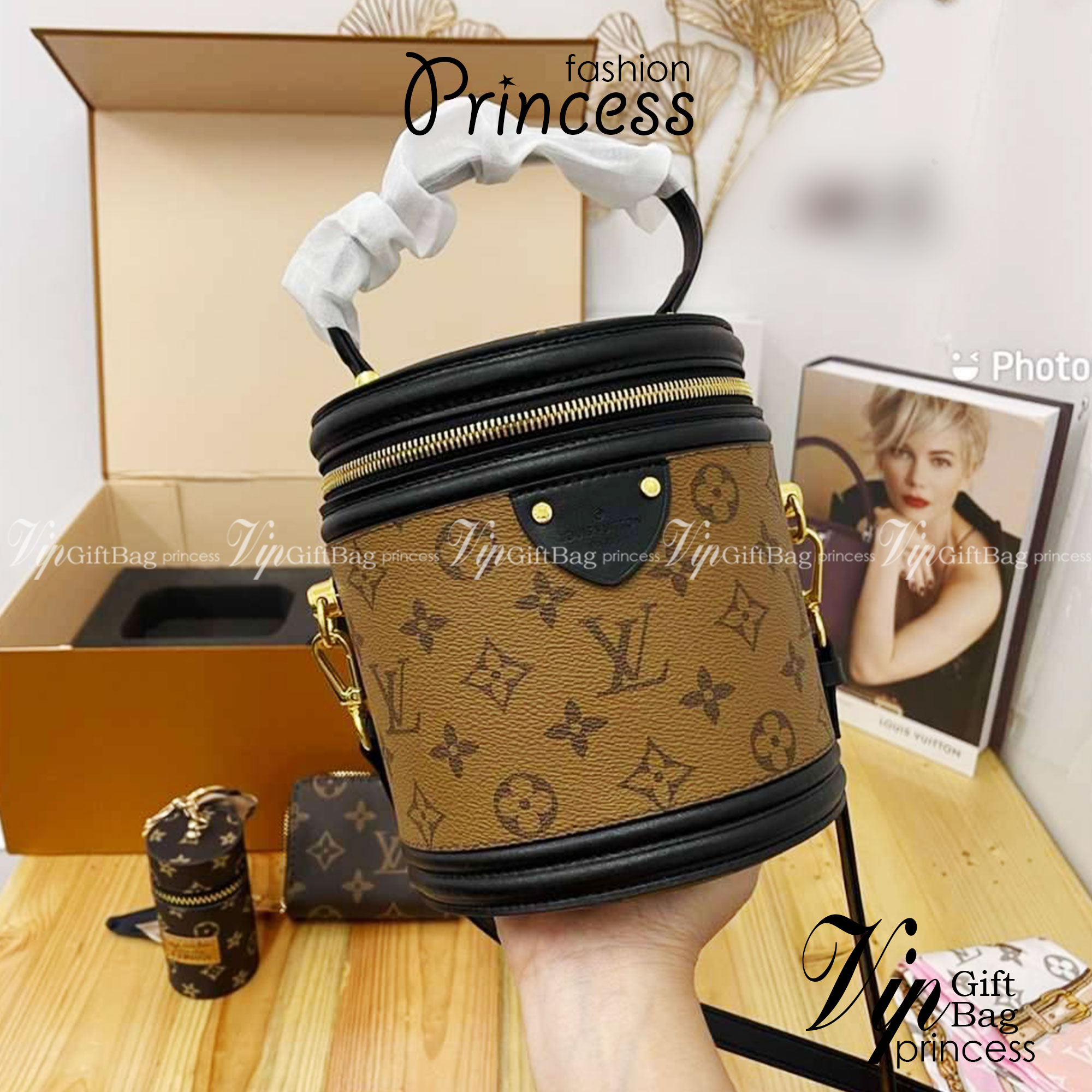 LV CANNES BAG box set ชวนสะสม ที่จับเอารุ่นยอดฮิต มามิกซ์รวมกับไอเท็มสุดคุ้มของมันต้องมี!! จัดเรียงให้อยู่ในกล่องสุดหรู ไม่ว่าจะตัวกระเป๋า กระเป๋าสตางค์ กระเป๋าจิ๋ว ใบไหนๆก็นำมาใช้งานได้จริง คุ้มค่ามากๆ แถมฟรี! ริบบิ้นลายลิมิเต็ด รวมรวบไว้ให้ได้สะสมกันพร้