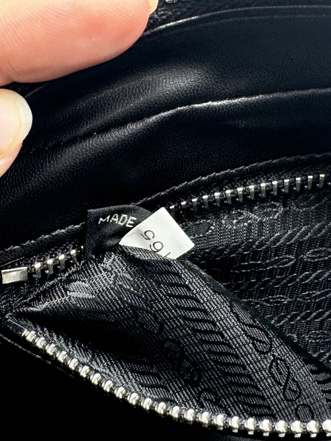 ORI หนังแท้ | Prada Antique nappa leather multi-pocket top-handle bag กระเป๋าสะพายทรง keepall มีช่องซิปด้านหน้าพร้อมหูจับ งานหนังยับดีไซน์เอฟเฟกต์เท็กซ์เจอร์ที่มีเสน่ห์สไตล์วินเทจ พร้อมทริกห้อยเพิ่มสไตล์สัมผัสที่โดดเด่นและร่วมสมัยยิ่งขึ้น