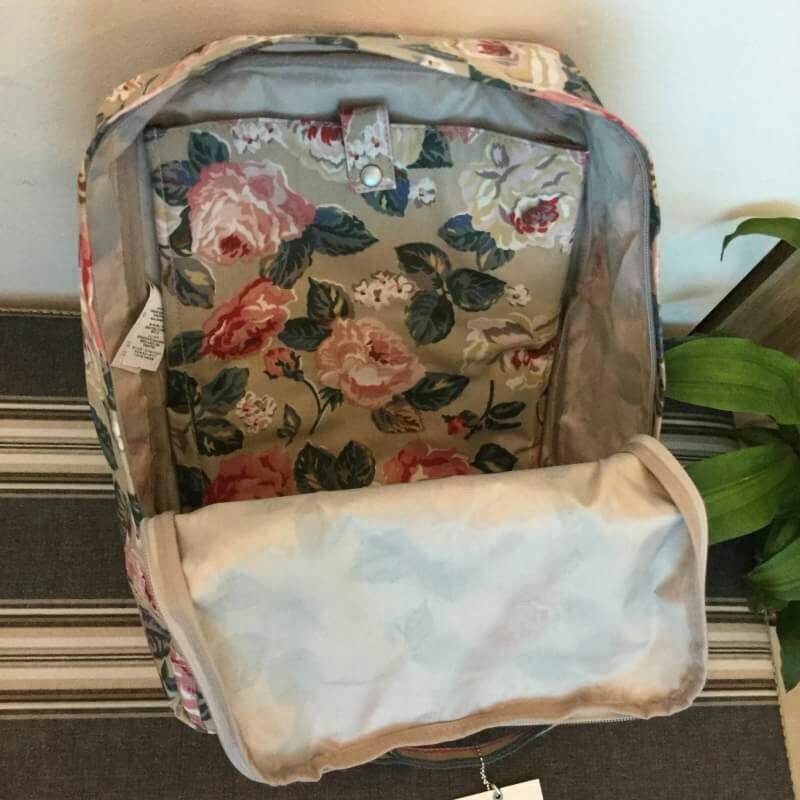 Cath Kidston Backpack Bag กระเป๋าสะพายสไตล์ vintage เป็นอีกรุ่นที่สาวๆ ถามถึงเยอะค่ะ วัสดุเป็น Canvas เคลือบ PVC กันน้ำ ทำความสะอาดง่าย น้ำหนักเบา เปิดปิดด้วยซิปรอบสะดวกใช้ ด้านหน้าประดับโลโก้ Cath Kidston พร้อมช่องซิปเล็กด้านนอกใส่กระเป๋าสตางค์ มือถือได้