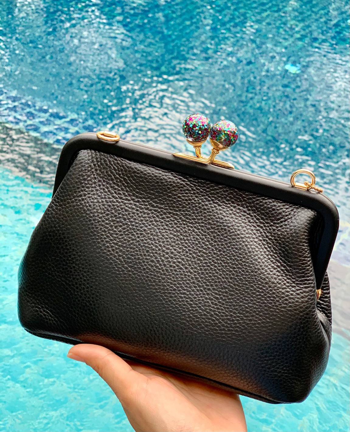 ของแท้ 💯% Coach Nora Kisslock Crossbody In Signature ((1451//1452)) หนังแท้ กระเป๋าสะพายครอสบอดี้ร์หรือสามารถถือแบบคลัทออกงานสังคมก็สวยดูดีมากๆเลยค่ะ😘 หนังแท้อย่างดีนิ่มมือค่ะ