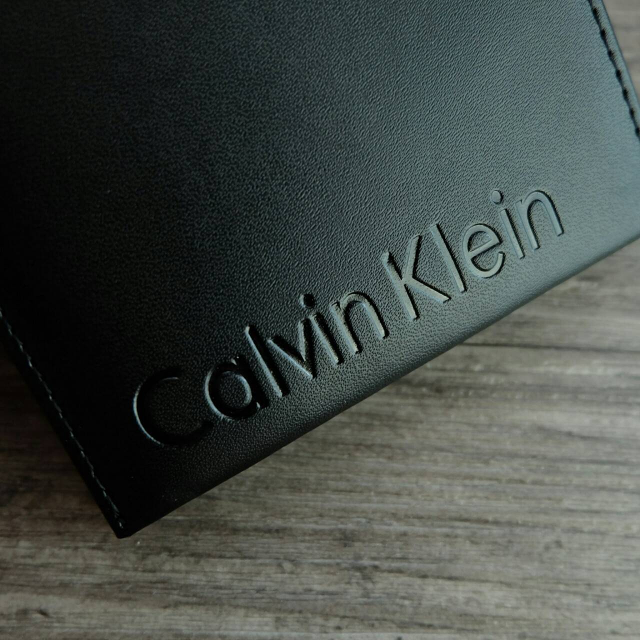 Calvin Klein Short Wallet กระเป๋าสตางค์ใบสั้น โดดเด่นด้วยโลโก้แบรนด์ปั๊มตัวใหญ่ ด้านหน้า ภายในมีช่องใส่ธนบัตรและช่องใส่บัตรหลายช่อง จะมอบเป็นของขวัญหรือใช้เองก็แนะนำค่ะ