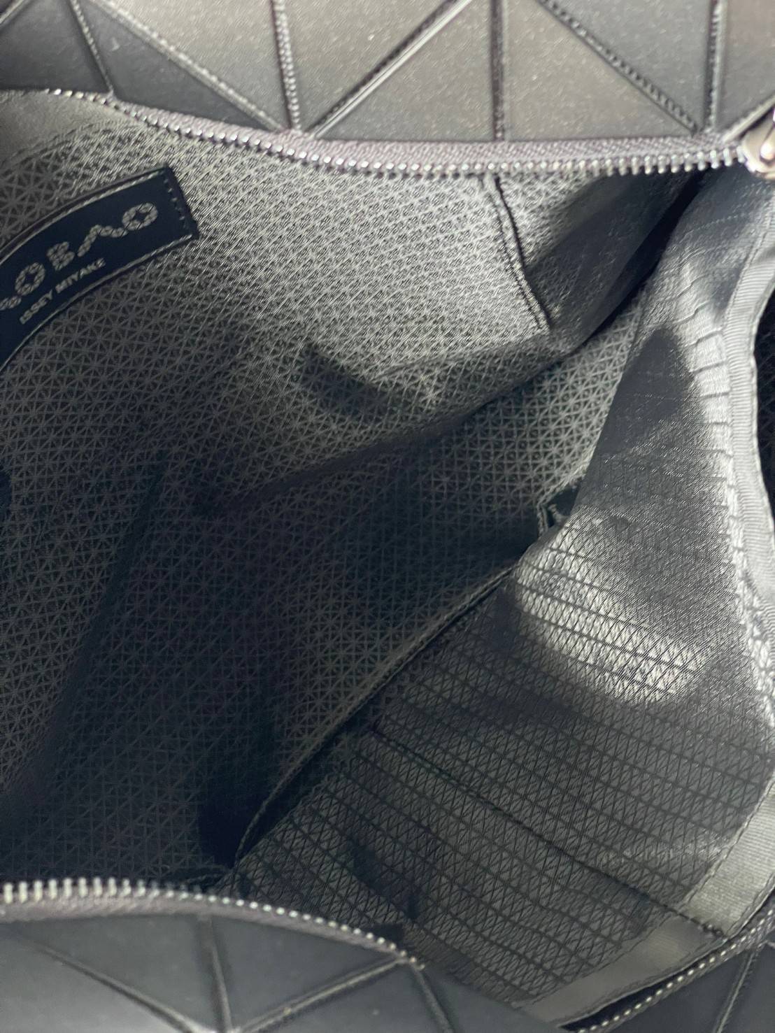 Bao Bao Issey Miyake ROCK MATTE ซีรีส์นี้จะเป็นทรงสี่เหลี่ยมผืนผ้า มีซิปปิดด้านบน ถือเป็นรุ่นที่เหมาะกับการใช้งานในชีวิตประจำวัน สามารถพับมุมและบริเวณด้านล่างของกระเป๋าเพื่อเพิ่มความสะดวกสบายในการใช้งาน ทั้งยังช่วยให้วางกระเป๋าในแนวตั้งได้อีกด้วย แผ่นต่อส