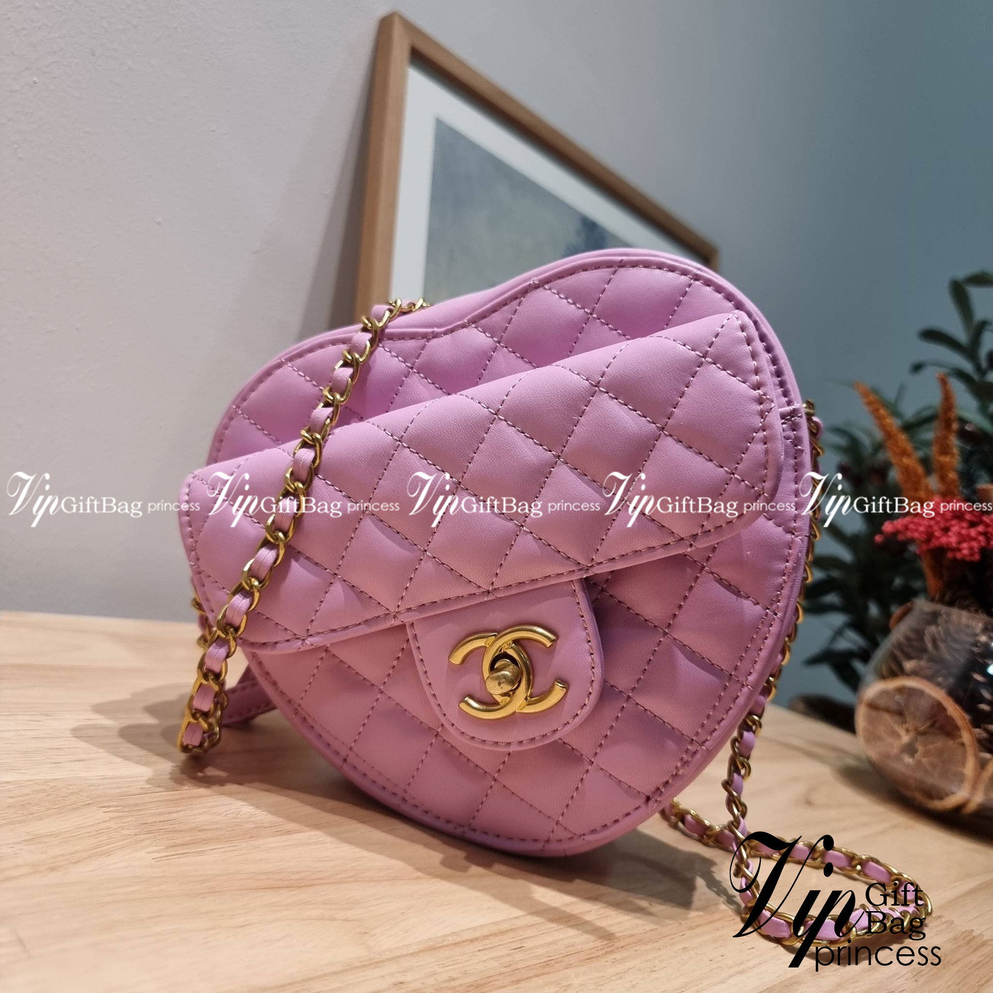CHANEL Heart Bag Lambskin & Gold-Tone Meta สวยมาก มงลงมาก!! กระเป๋าสะพายสุดคิ้วท์ ที่ดีไซน์รูปทรงหัวใจไม่ซ้ำใคร น่ารักทุกสี น่าใช้ไปเลยแม่!! วัสดุหนังแกะฟอกสี เปิด-ปิดด้วยซิป ด้านหน้ามีช่องเก็บของจุกจิก ภายในเป็นช่องโล่ง ใส่มือถือ ใส่กระเป๋าสตางค์สั้นได้ 