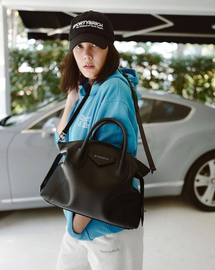 Givenchy Antigona Soft Small Leather Bag เข้ารอบใหม่ ราคาดีต่อใจ .. ไม่มีไม่ได้แล้ว! กระเป๋ารุ่น Iconic อย่าง Antigona Soft รุ่น "Classic" **มาพร้อมผ้าผูกโบว์ น่ารักมากมาย ประดับด้วยสัญลักษณ์ของแบรนด์ Givenchy ด้านหน้า **อะไหล่เงิน ไอเท็มยอดฮิตท