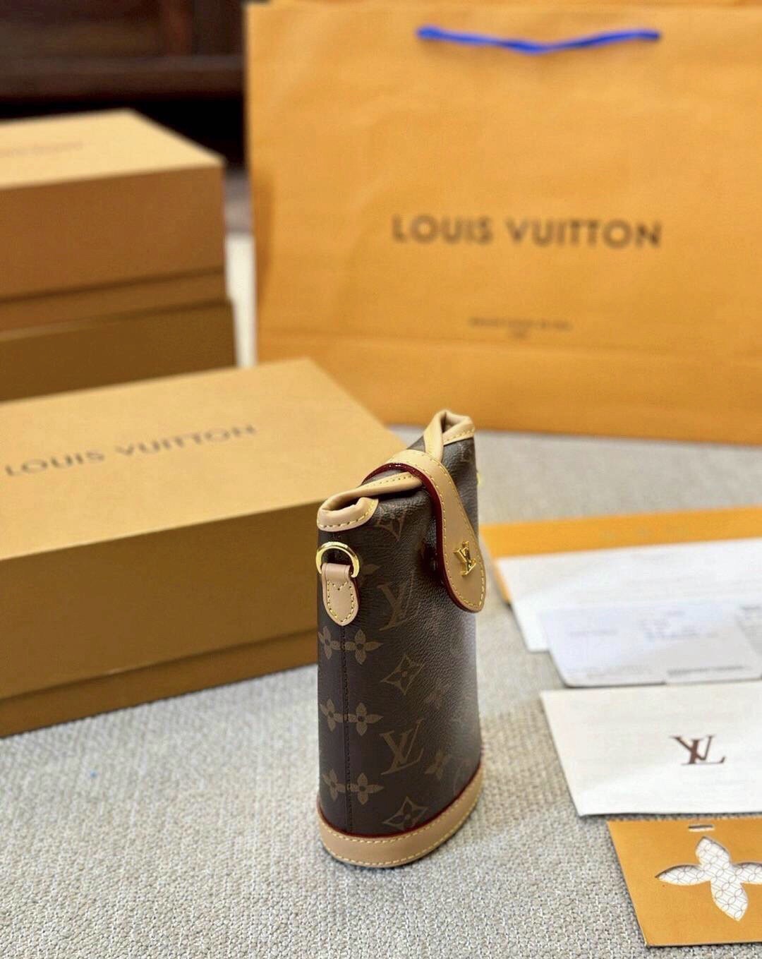 LV Fold Me Pouch กระเป๋าสะพายทรงพอช ผสมผสานความงามแบบวินเทจเข้ากับฟังก์ชันการใช้งานทันสมัย ยกขึ้นแท่น ใส่โทรศัพท์ของสำคัญได้ครบ ด้วยดีไซน์ที่ออกมาให้ใช้งานได้ง่าย ขนาดกำลังน่ารัก