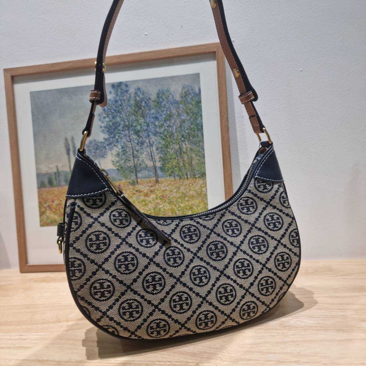 TORY BURCH T MONOGRAM CRESCENT BAG คอลเลคชั่นใหม่มาแรง! สมแก่การรอคอยในสไตล์ทีโมโนแกรมอันเป็นเอกลักษณ์ รูปทรงสวยโดดเด่น สะพายง่ายคล่องตัว